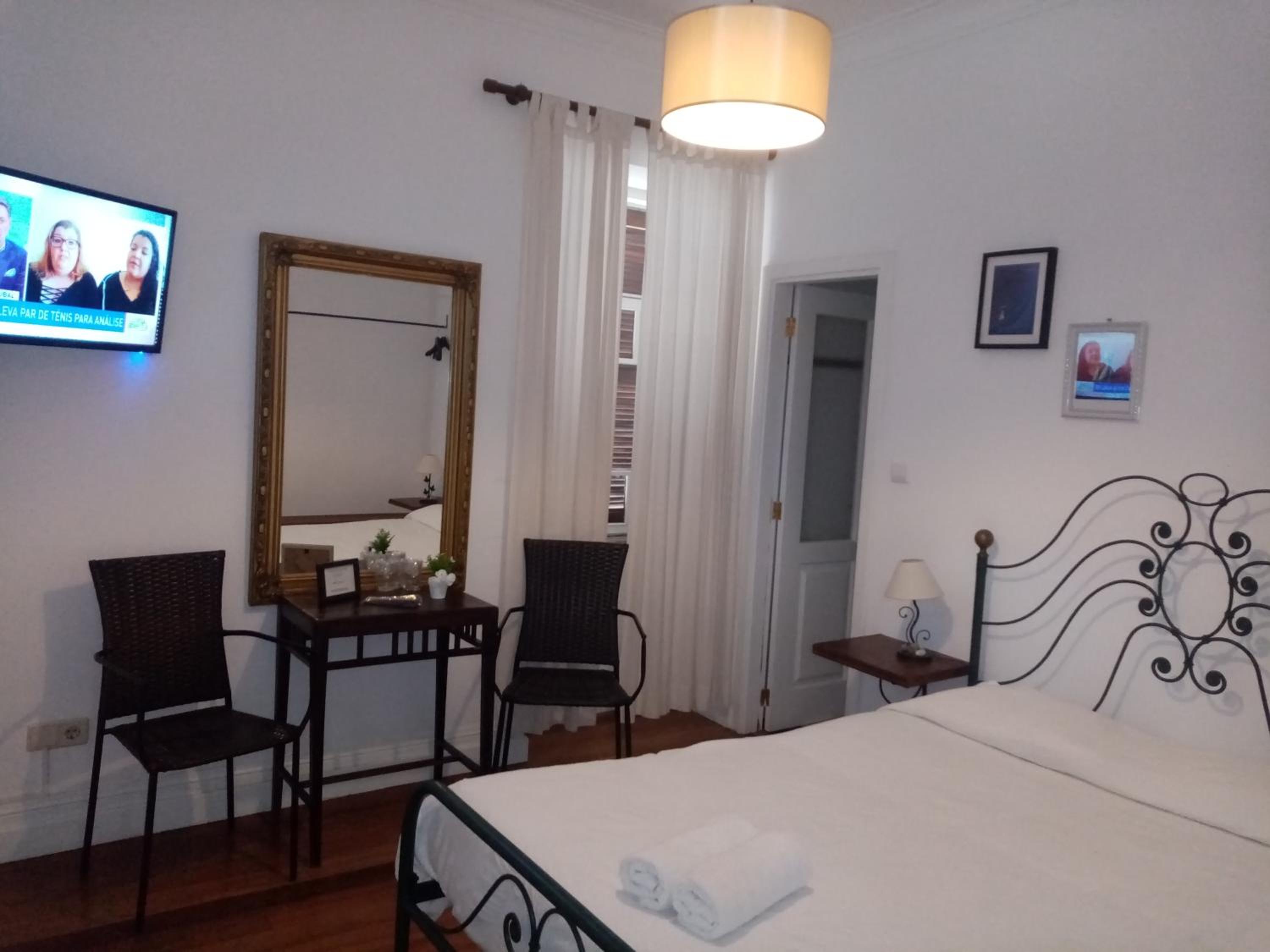 Double Room with Private Bathroom - Photo 9