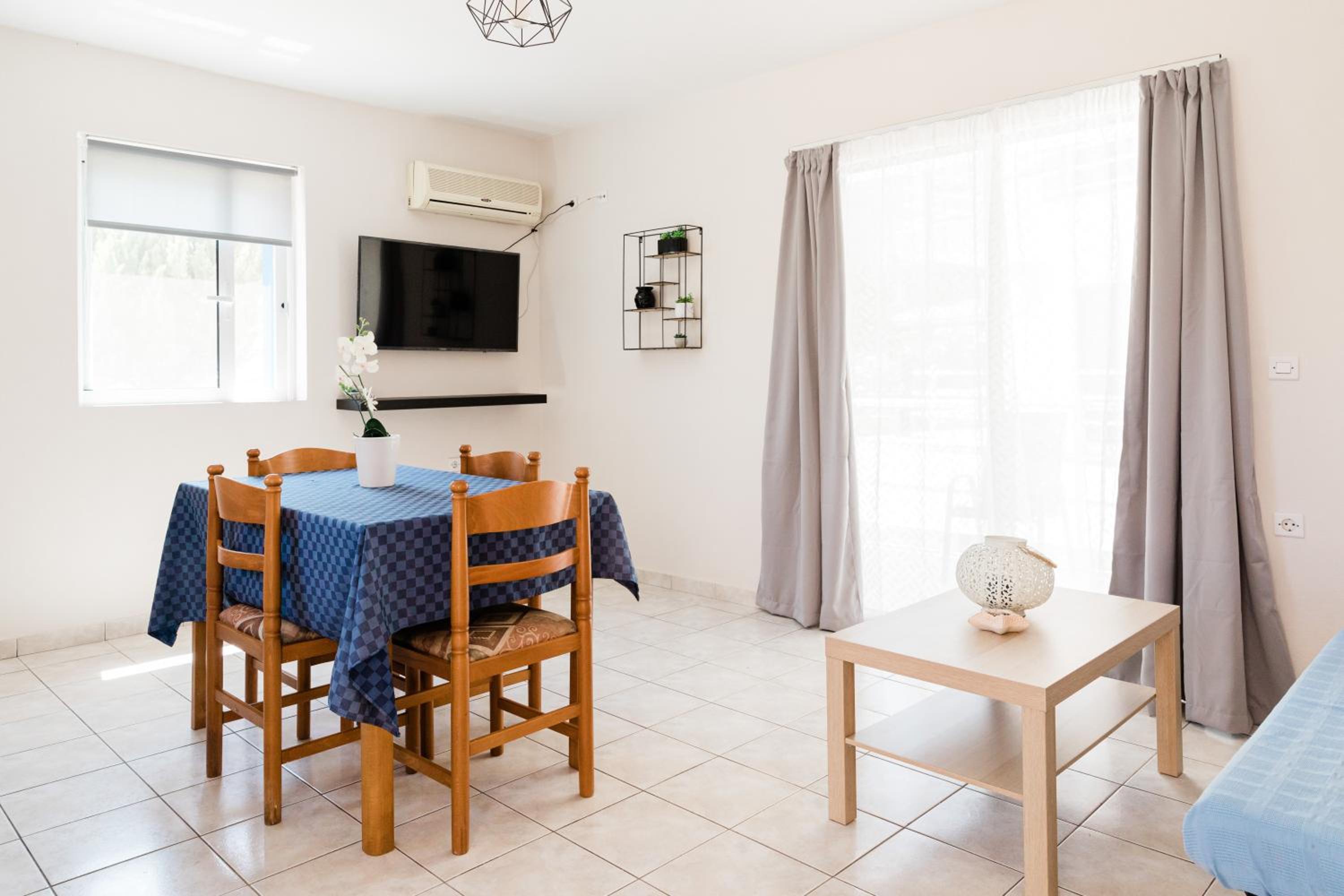 Apartment with Balcony - Photo 40