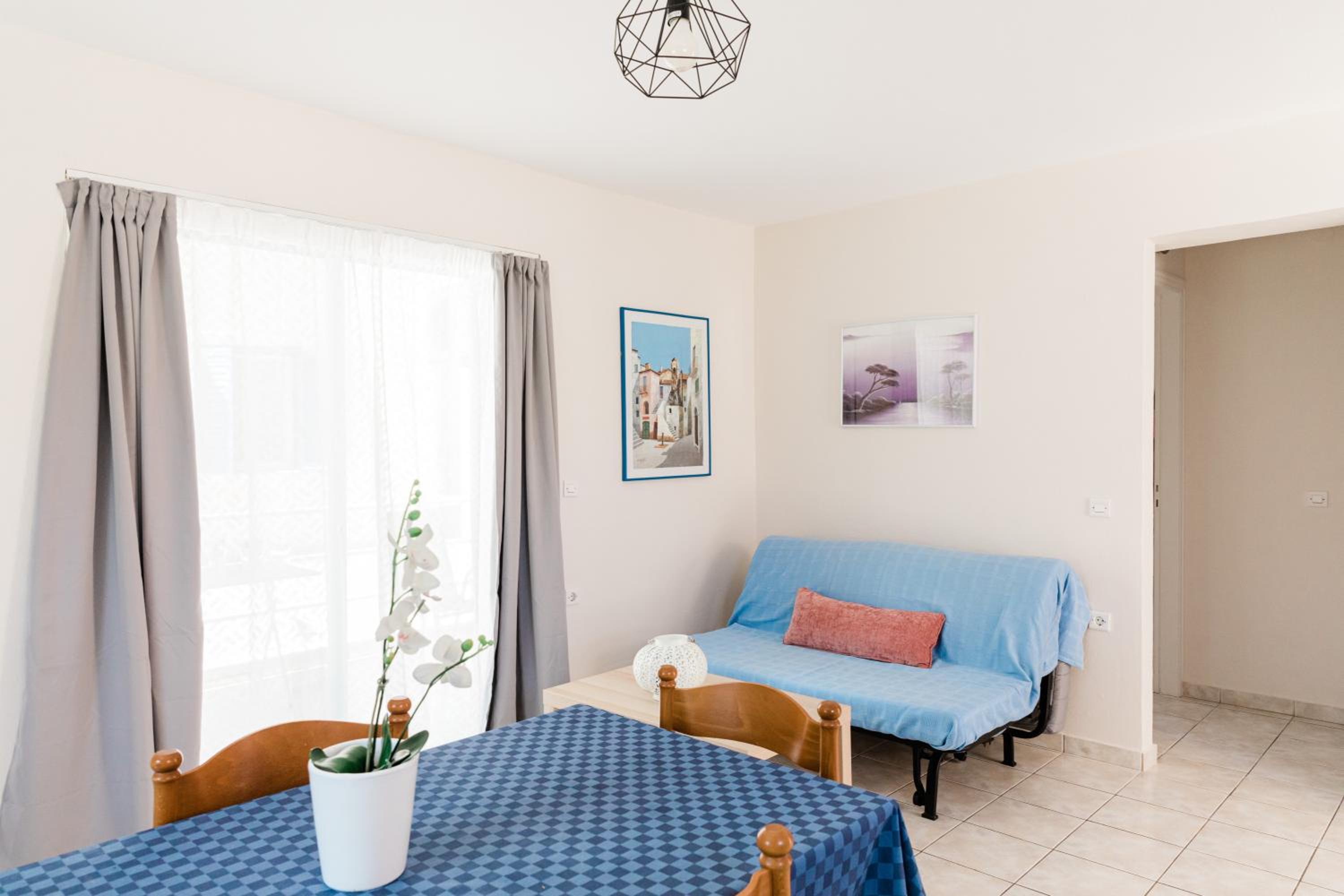 Apartment with Balcony - Photo 2