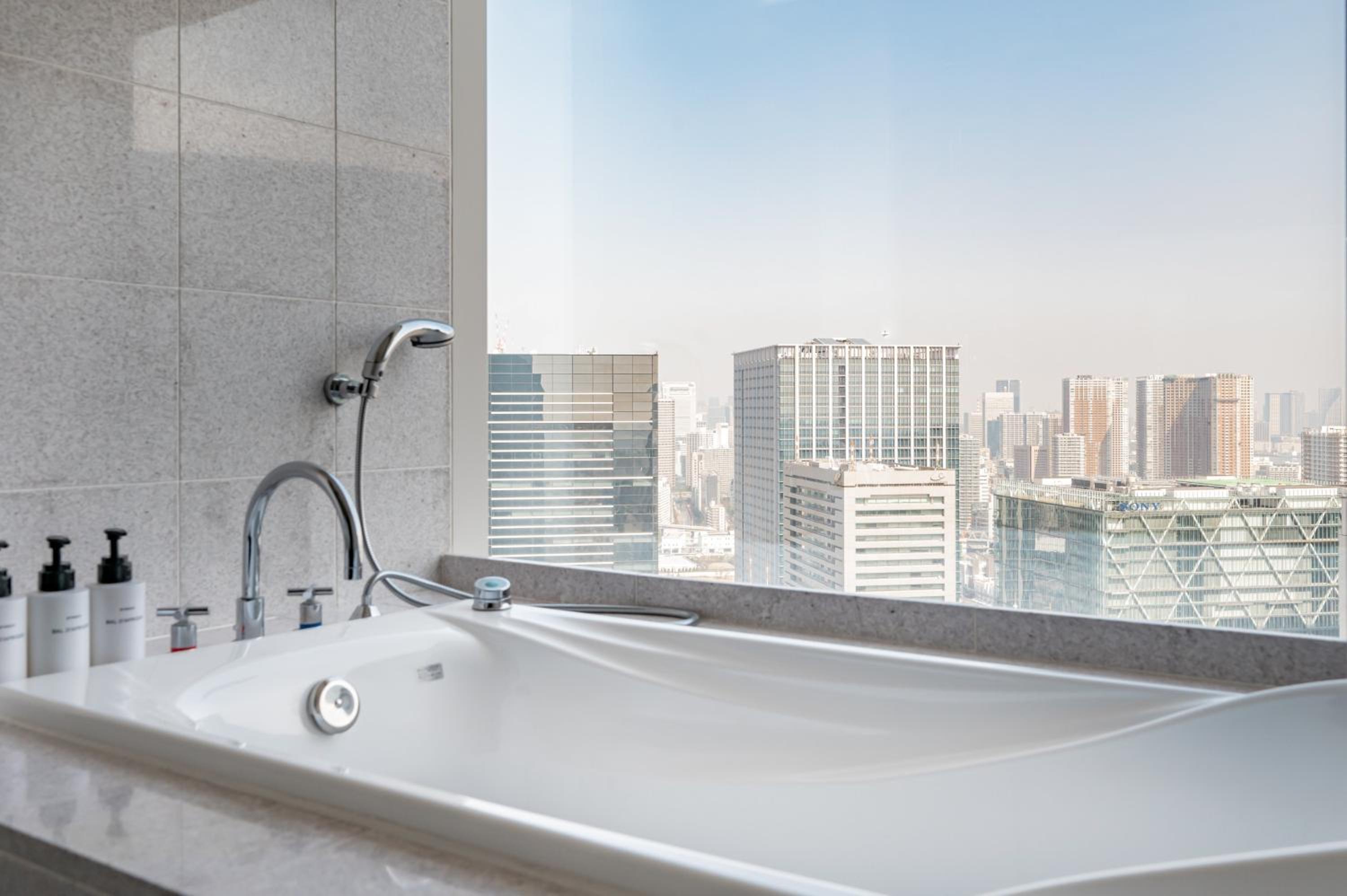 Club King Room with View Bath and Lounge Access