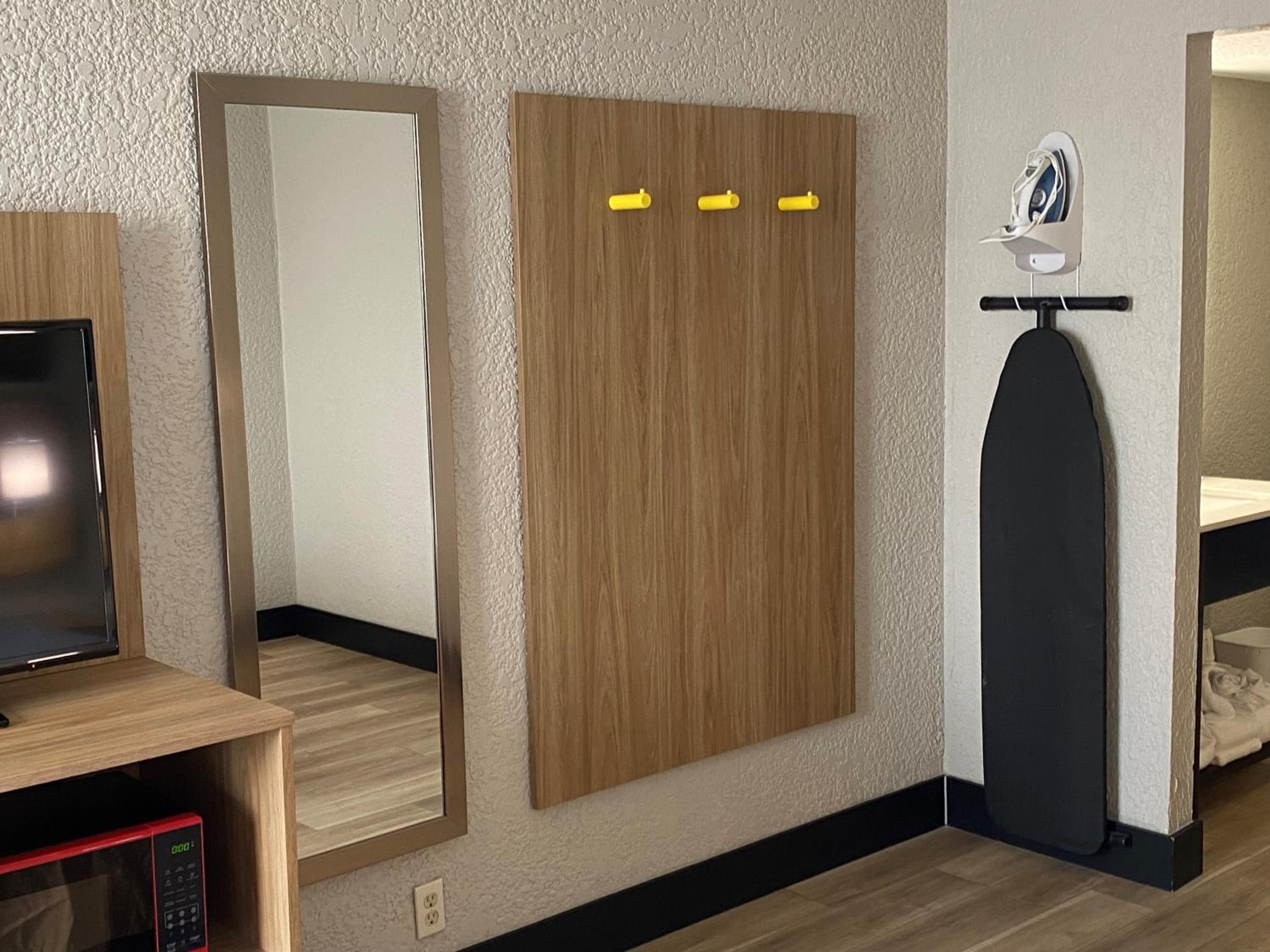 Deluxe King Room - Non-Smoking - Photo 2