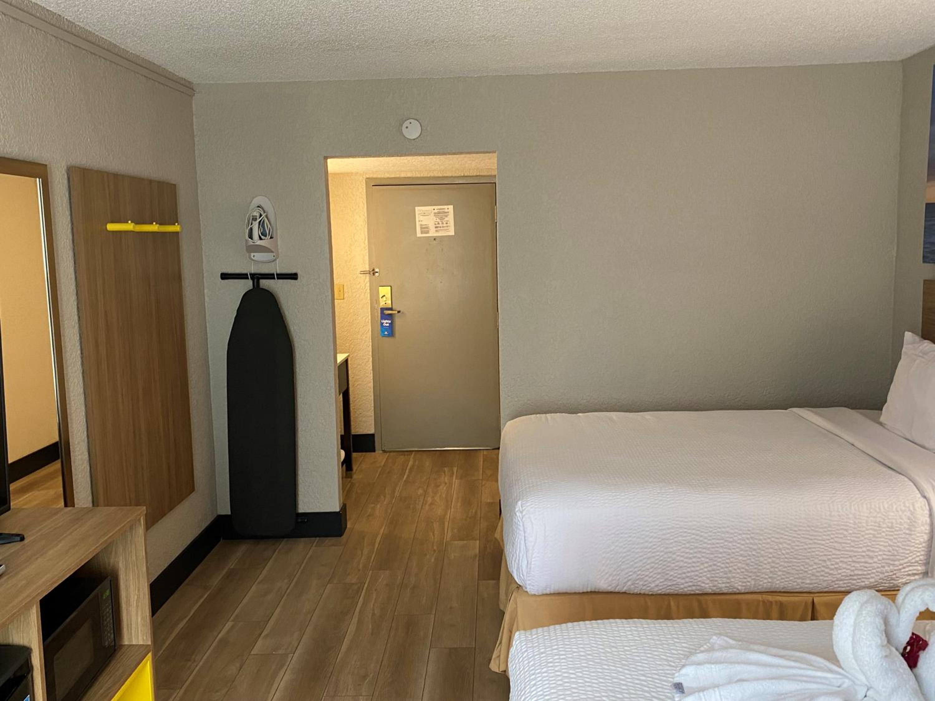 Deluxe Queen Room with Two Queen Beds - Non-Smoking - Photo 6
