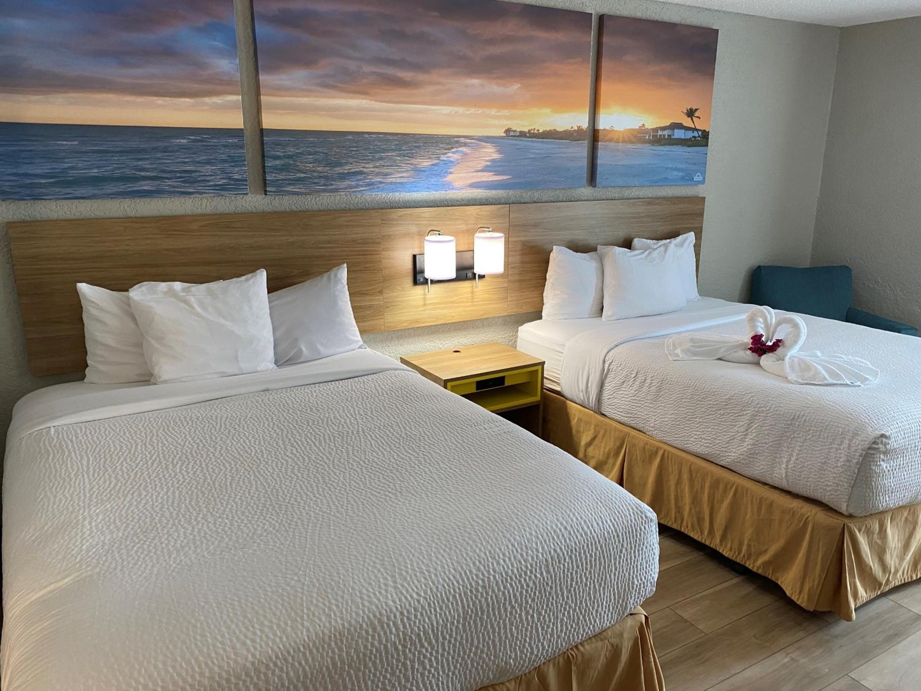 Deluxe Queen Room with Two Queen Beds - Non-Smoking - Photo 7