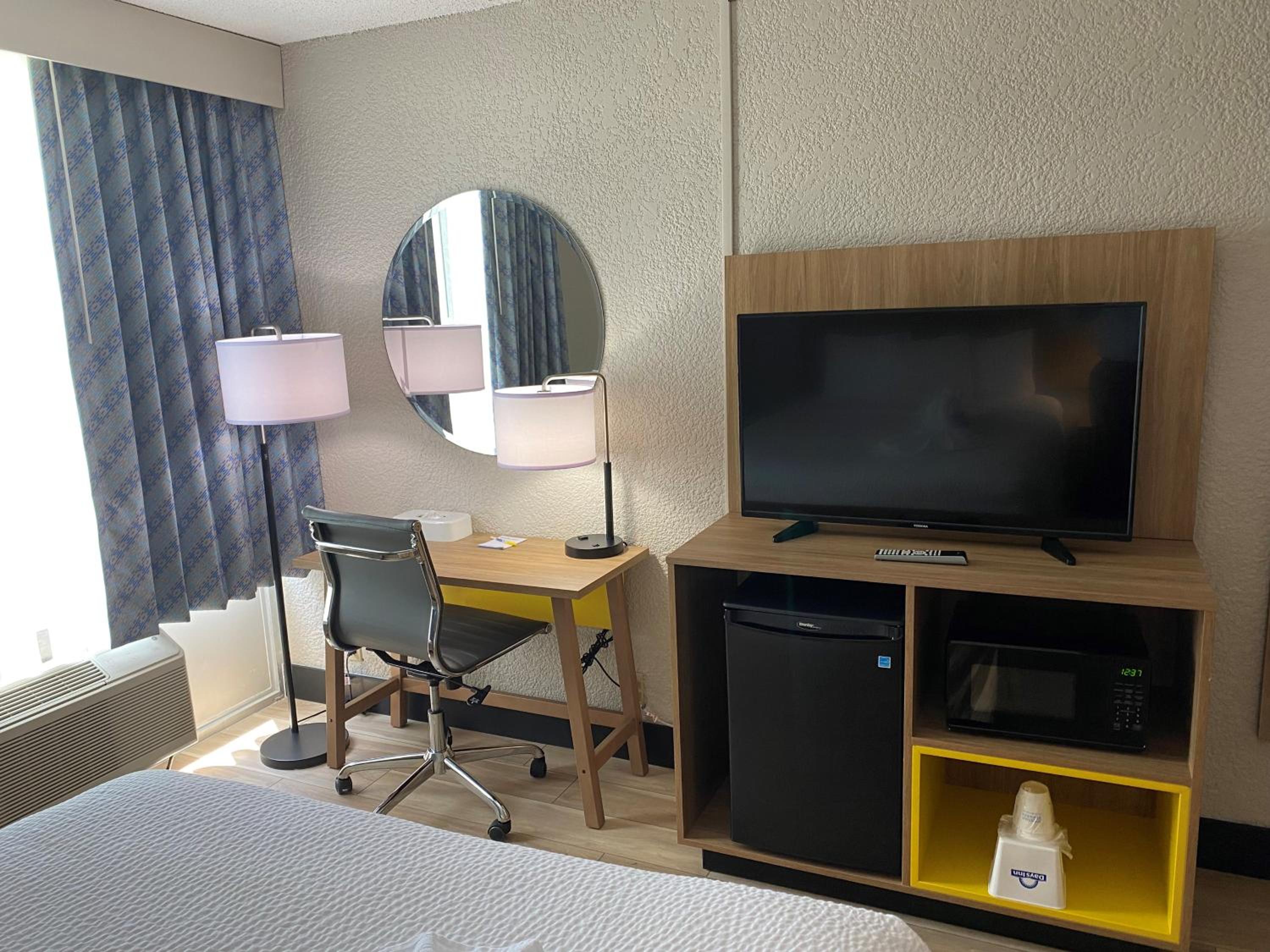 Deluxe King Room - Non-Smoking - Photo 17