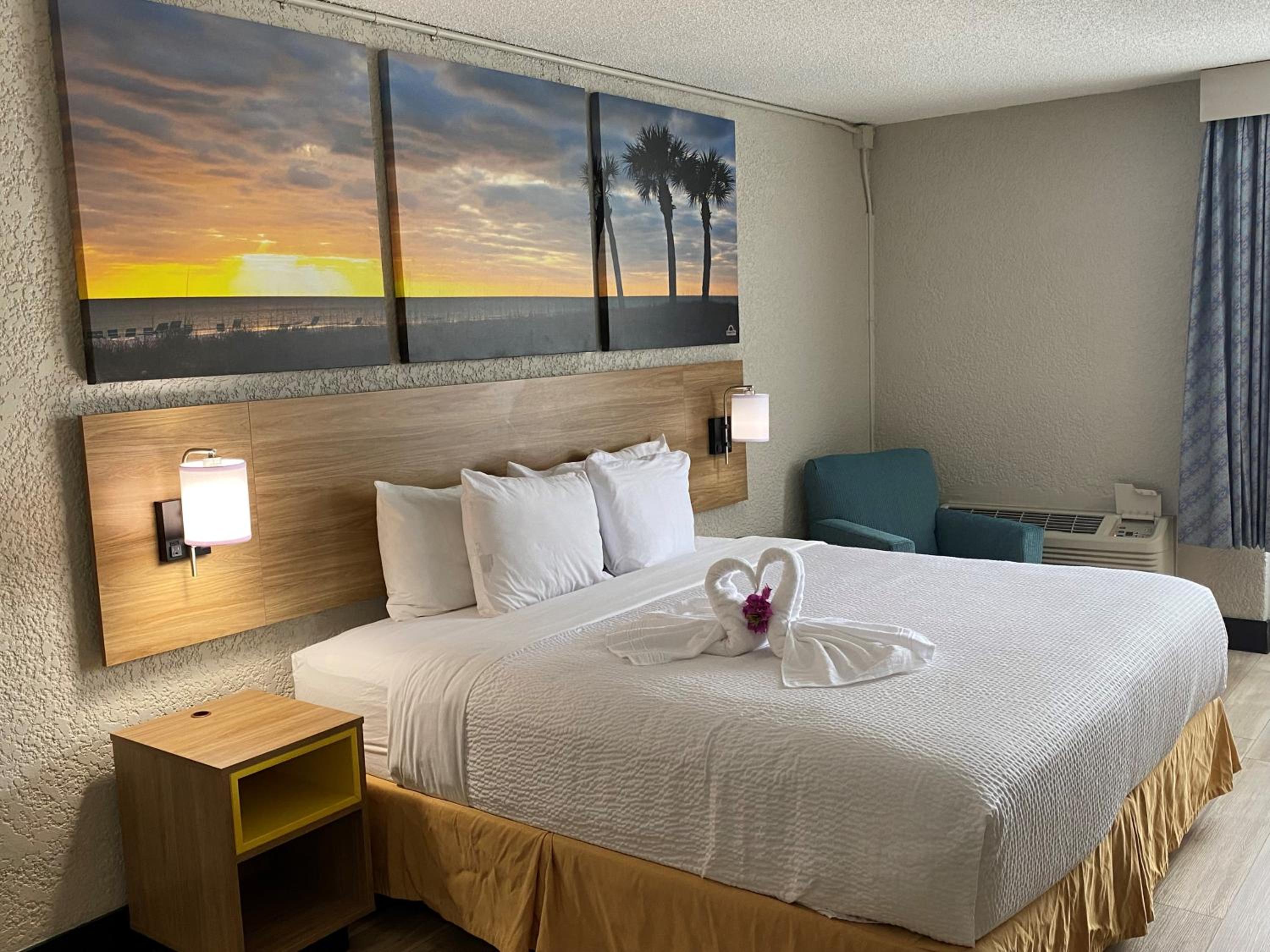 Deluxe King Room - Non-Smoking - Photo 4
