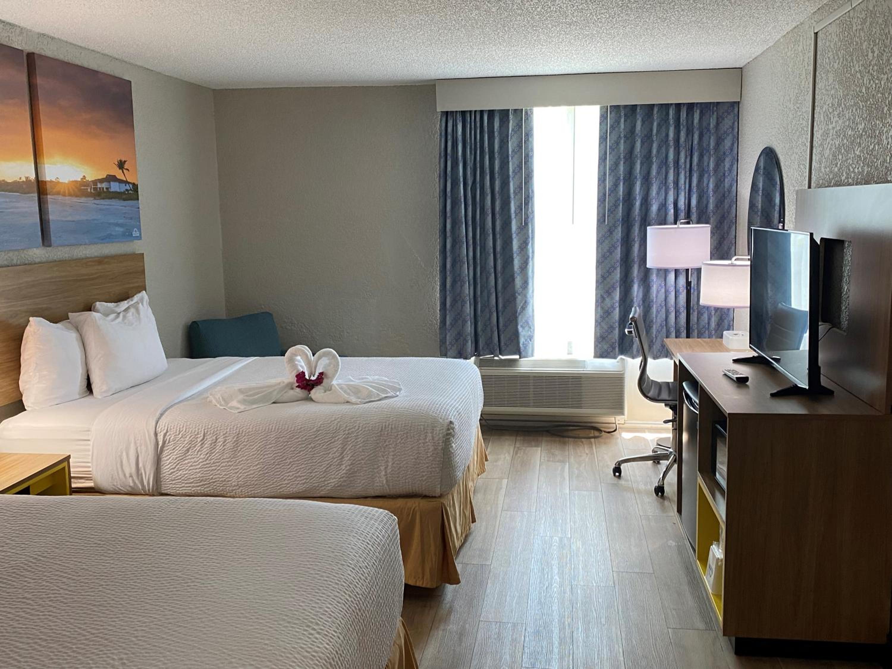 Deluxe Queen Room with Two Queen Beds - Non-Smoking - Photo 9