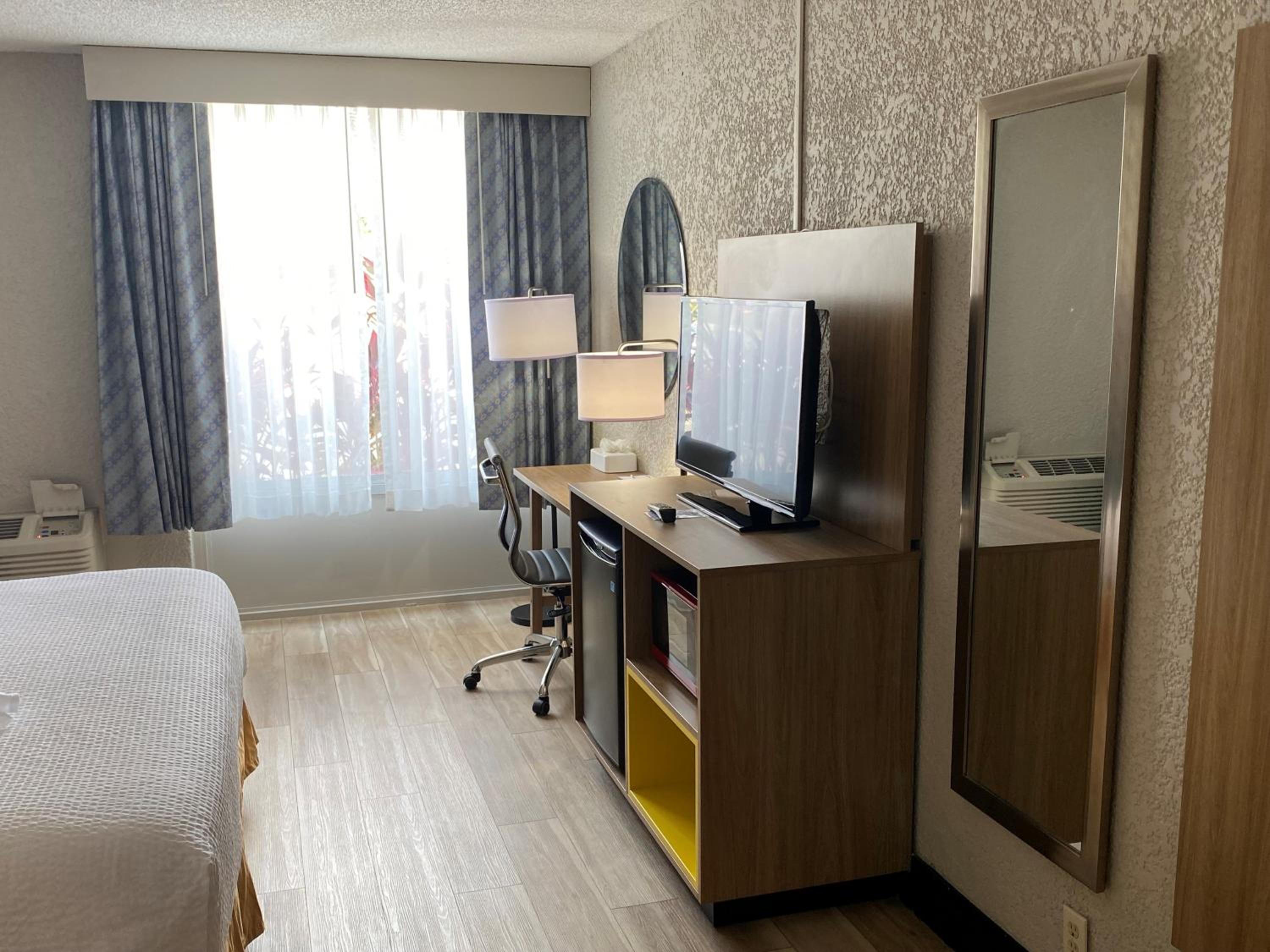 Deluxe King Room - Non-Smoking - Photo 16