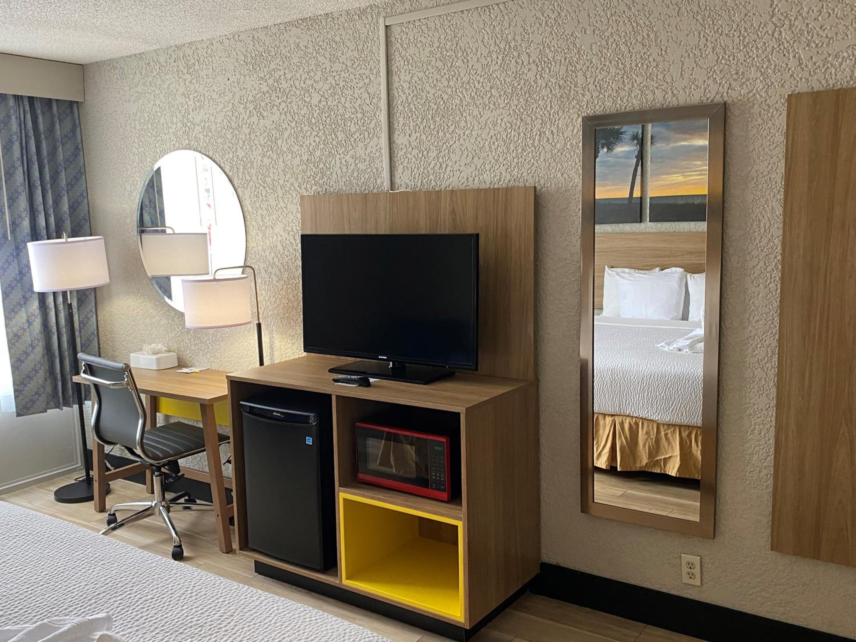Deluxe King Room - Non-Smoking - Photo 15