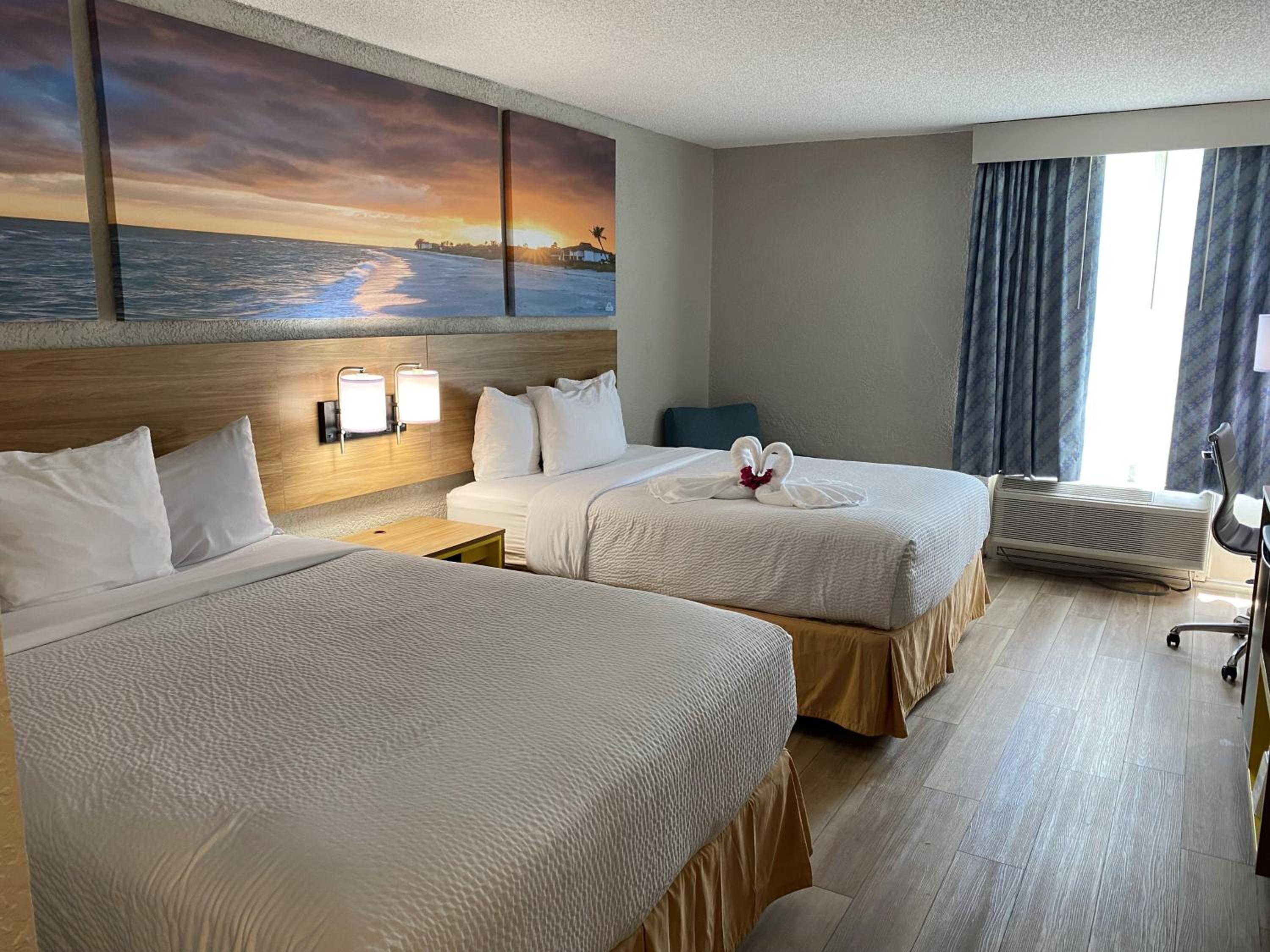 Deluxe Queen Room with Two Queen Beds - Non-Smoking - Photo 4