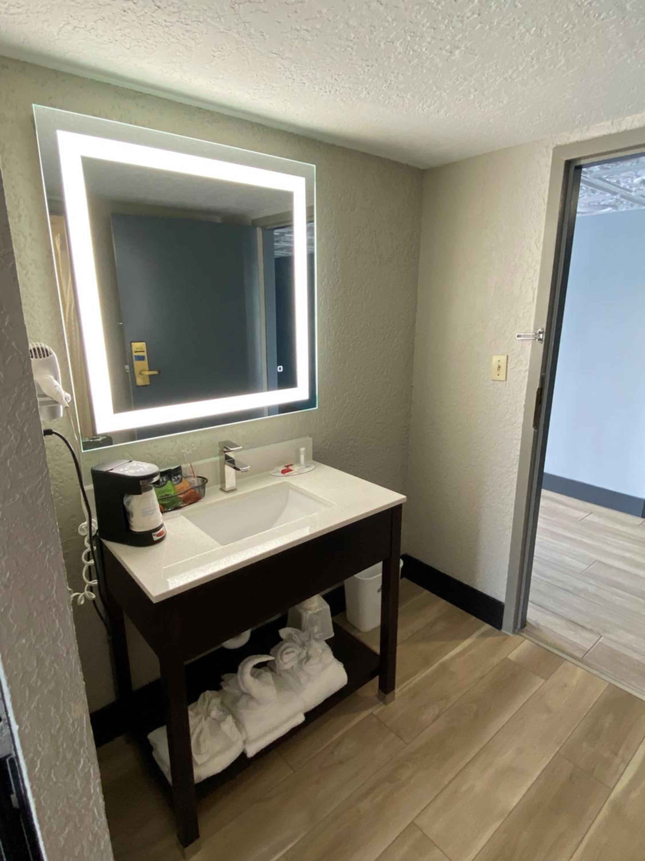 Deluxe King Room - Non-Smoking - Photo 14