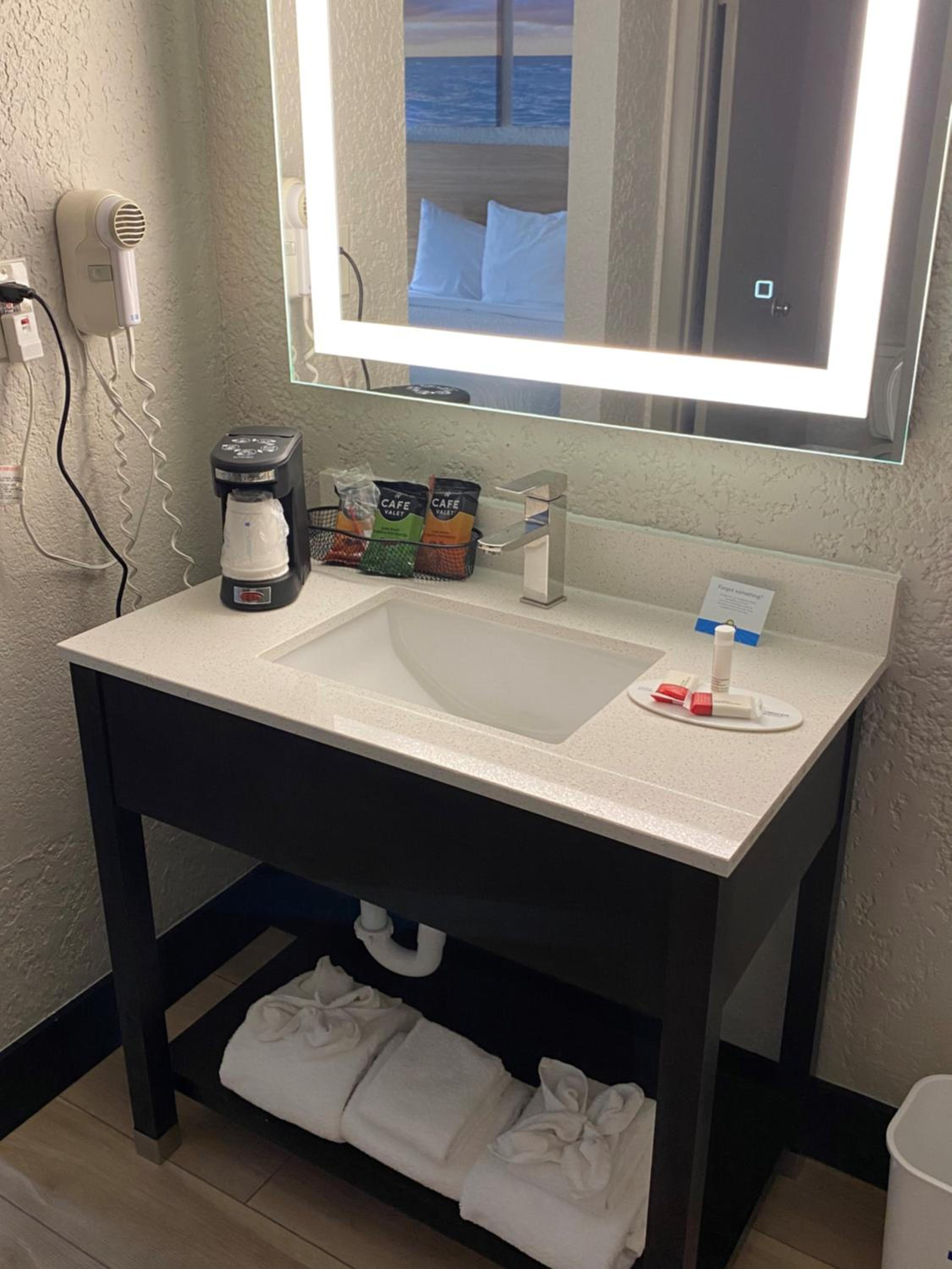 Deluxe King Room - Non-Smoking - Photo 6