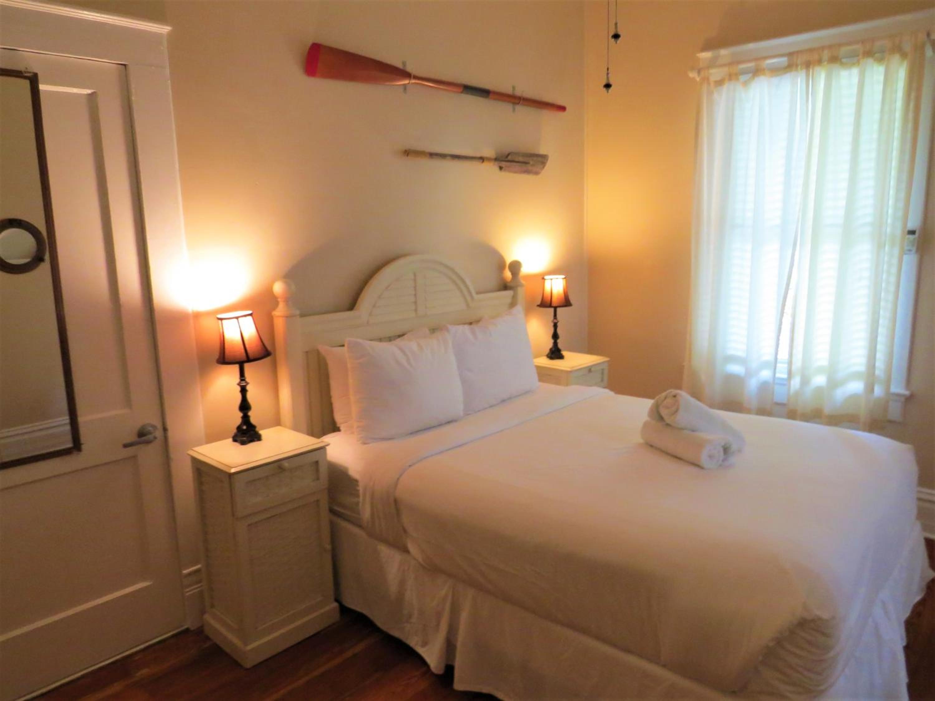 Queen Suite with Sofa Bed - Photo 4