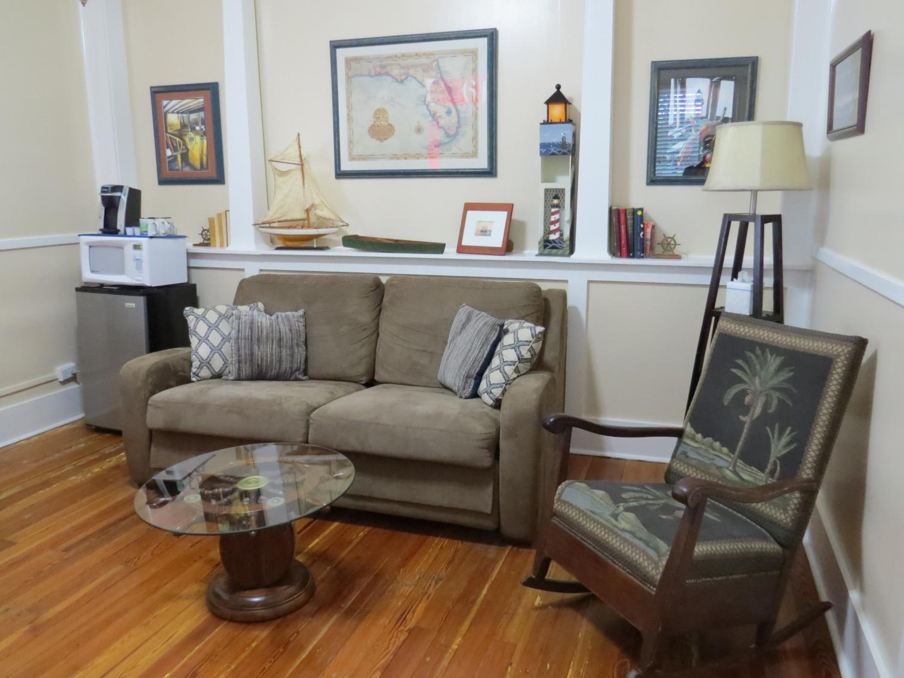 Queen Suite with Sofa Bed - Photo 3
