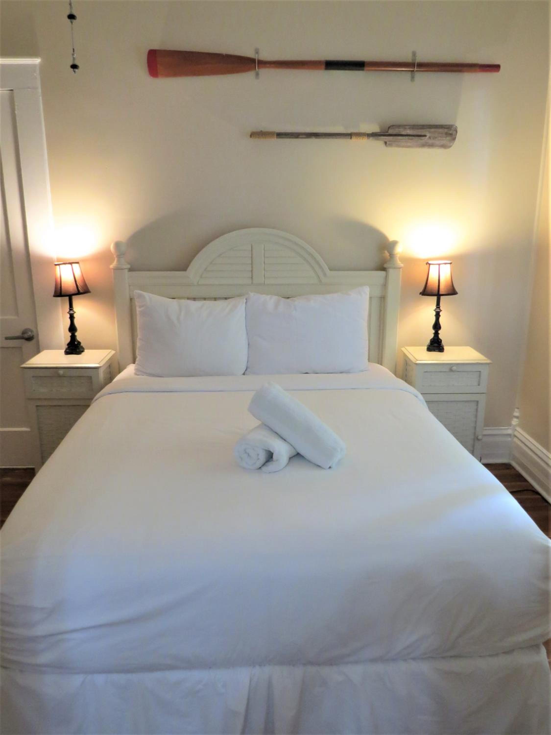 Queen Suite with Sofa Bed - Photo 2