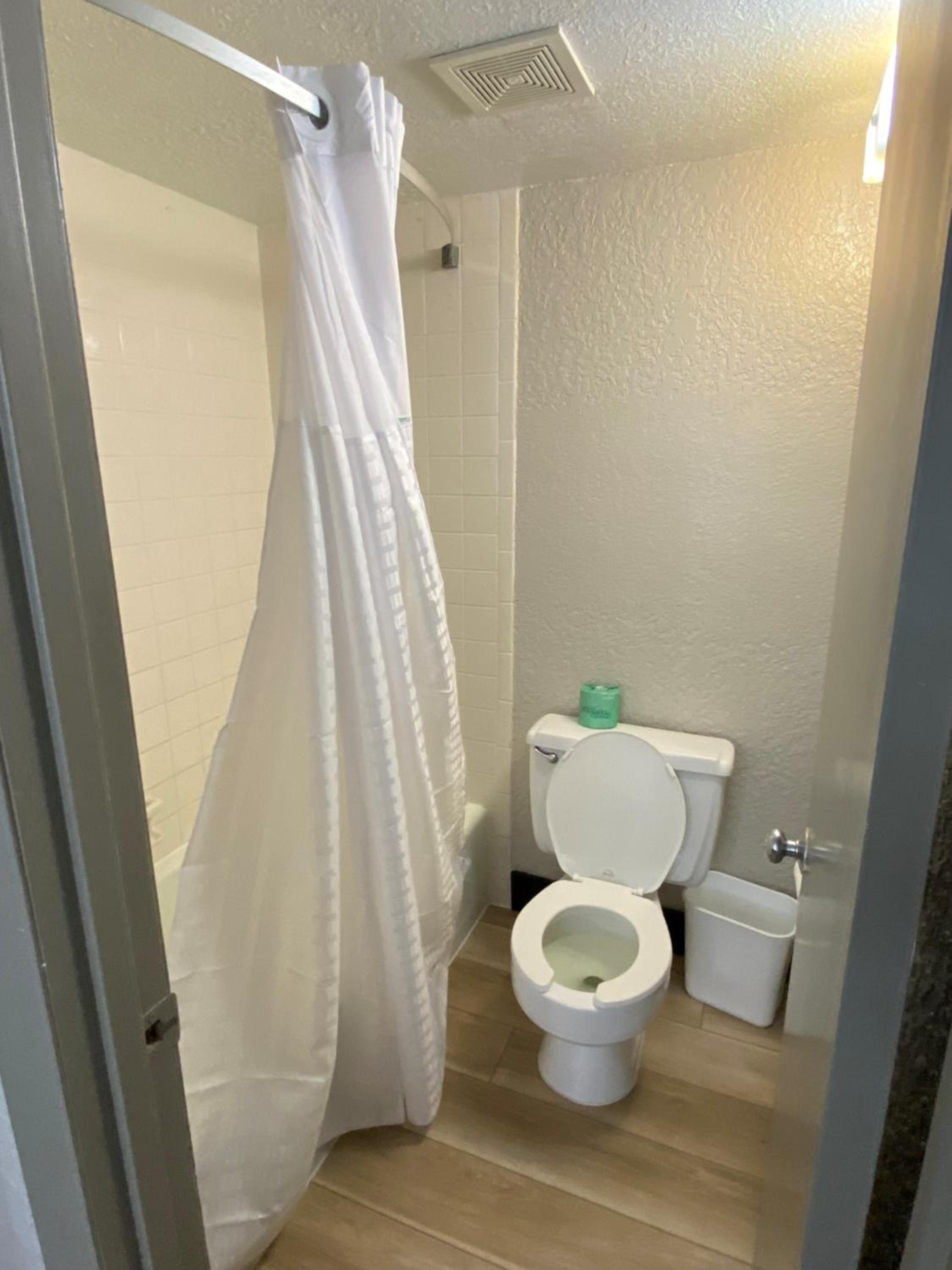 Deluxe King Room - Non-Smoking - Photo 11