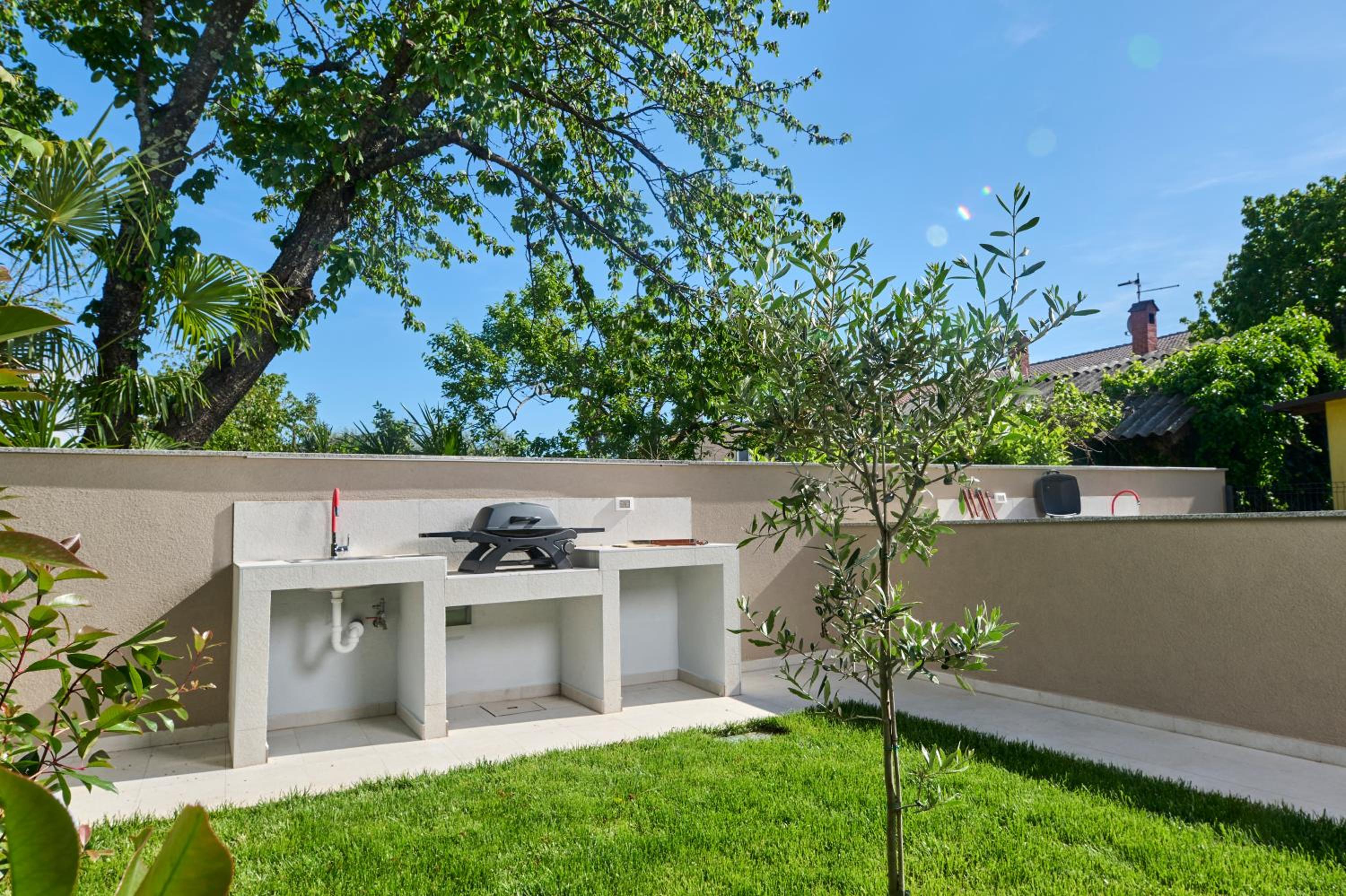 One-Bedroom Apartment with Terrace photo 2