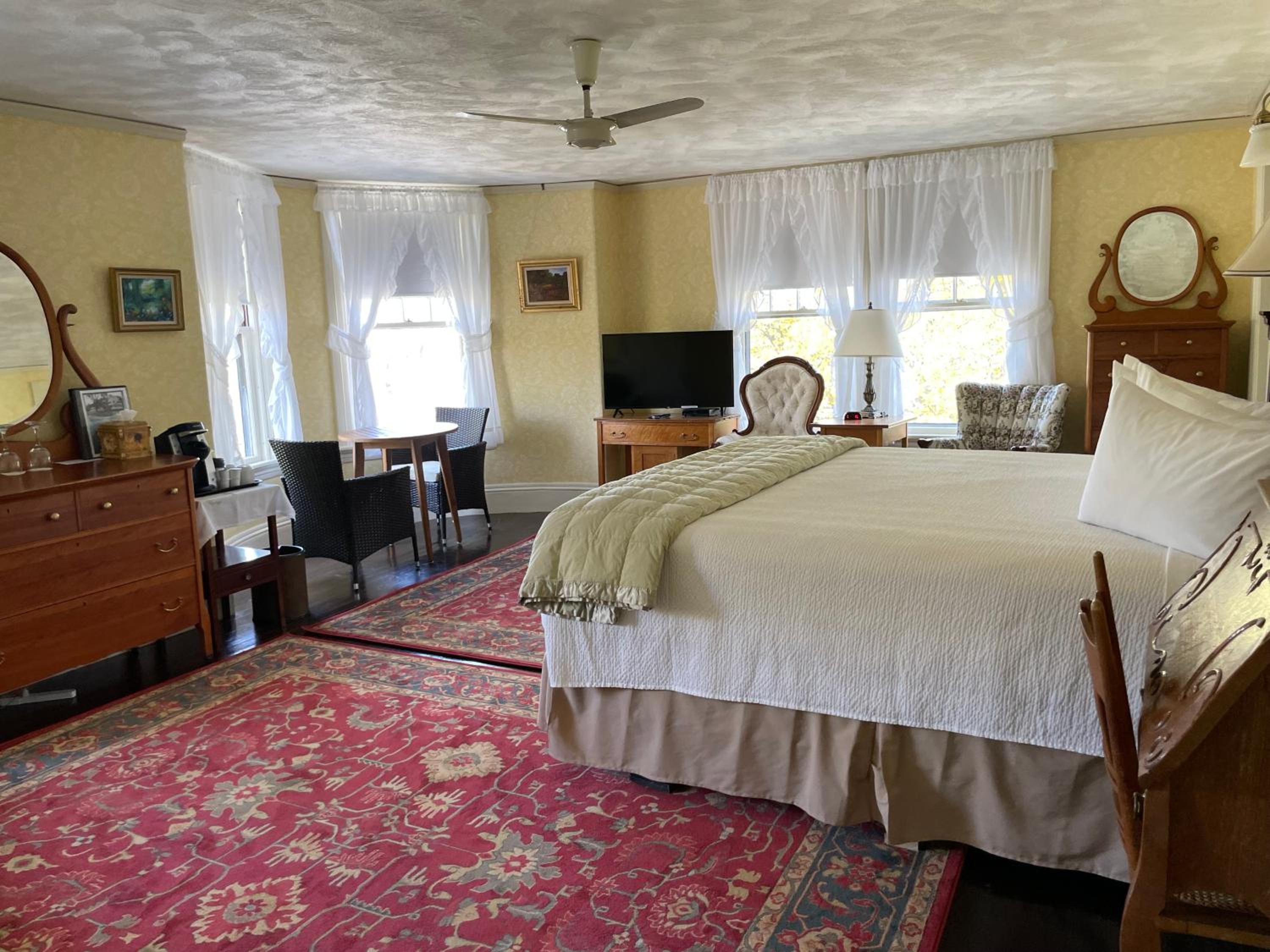 Deluxe King Room photo 3