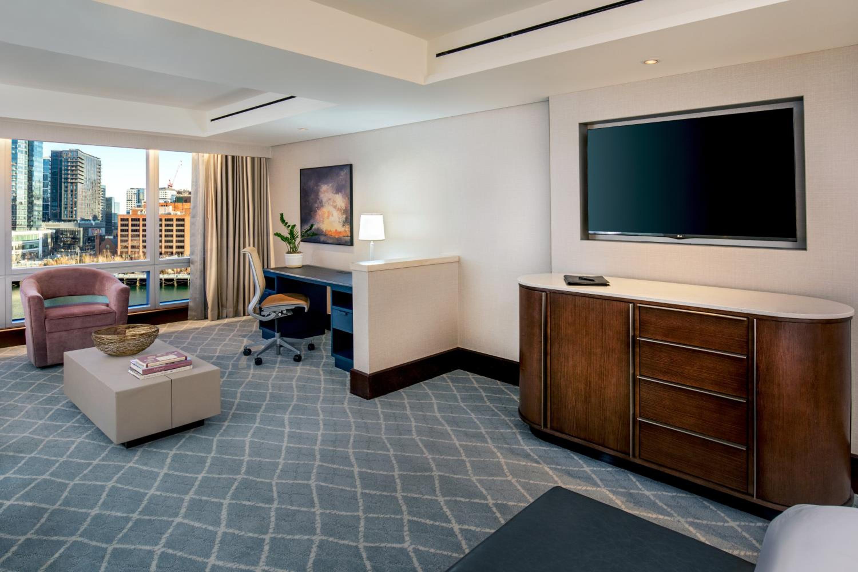 King Junior Suite with Water View