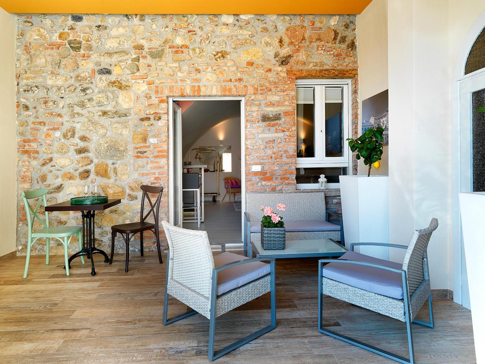 Double Room with Patio - Photo 11