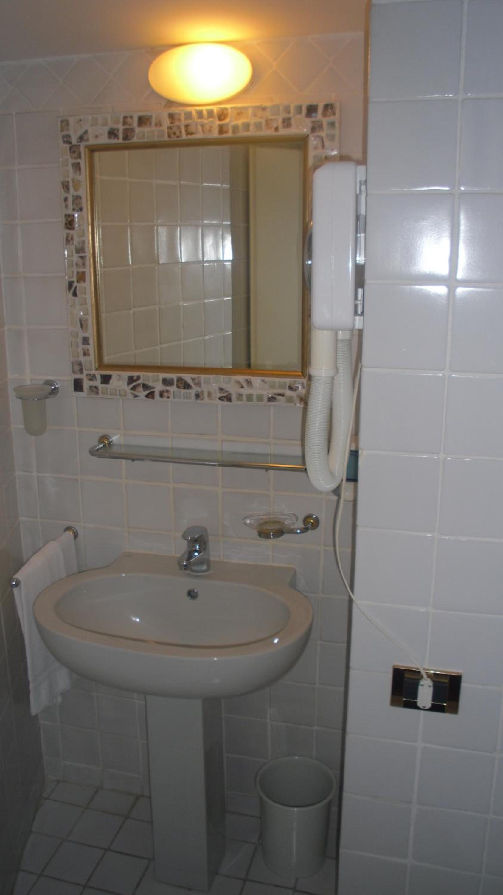 Double Room - Photo 6