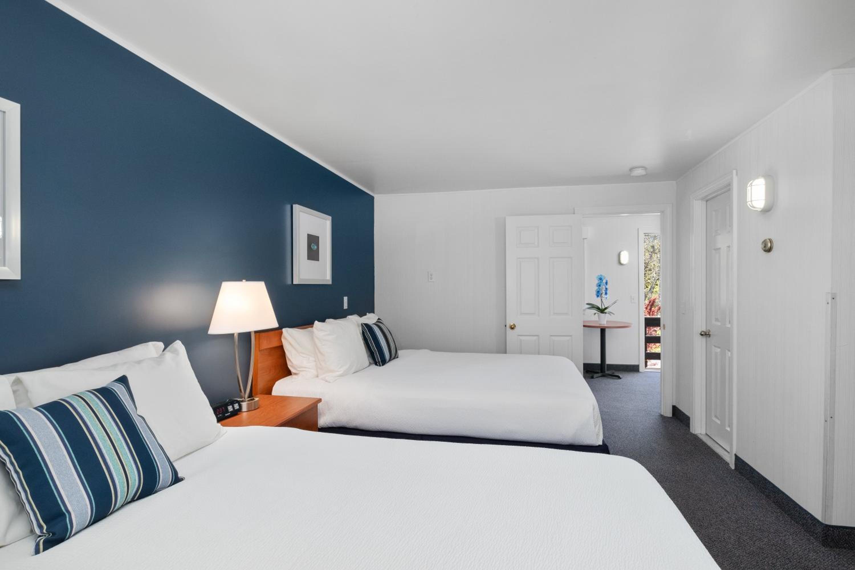 Queen Suite with Two Queen Beds photo 2