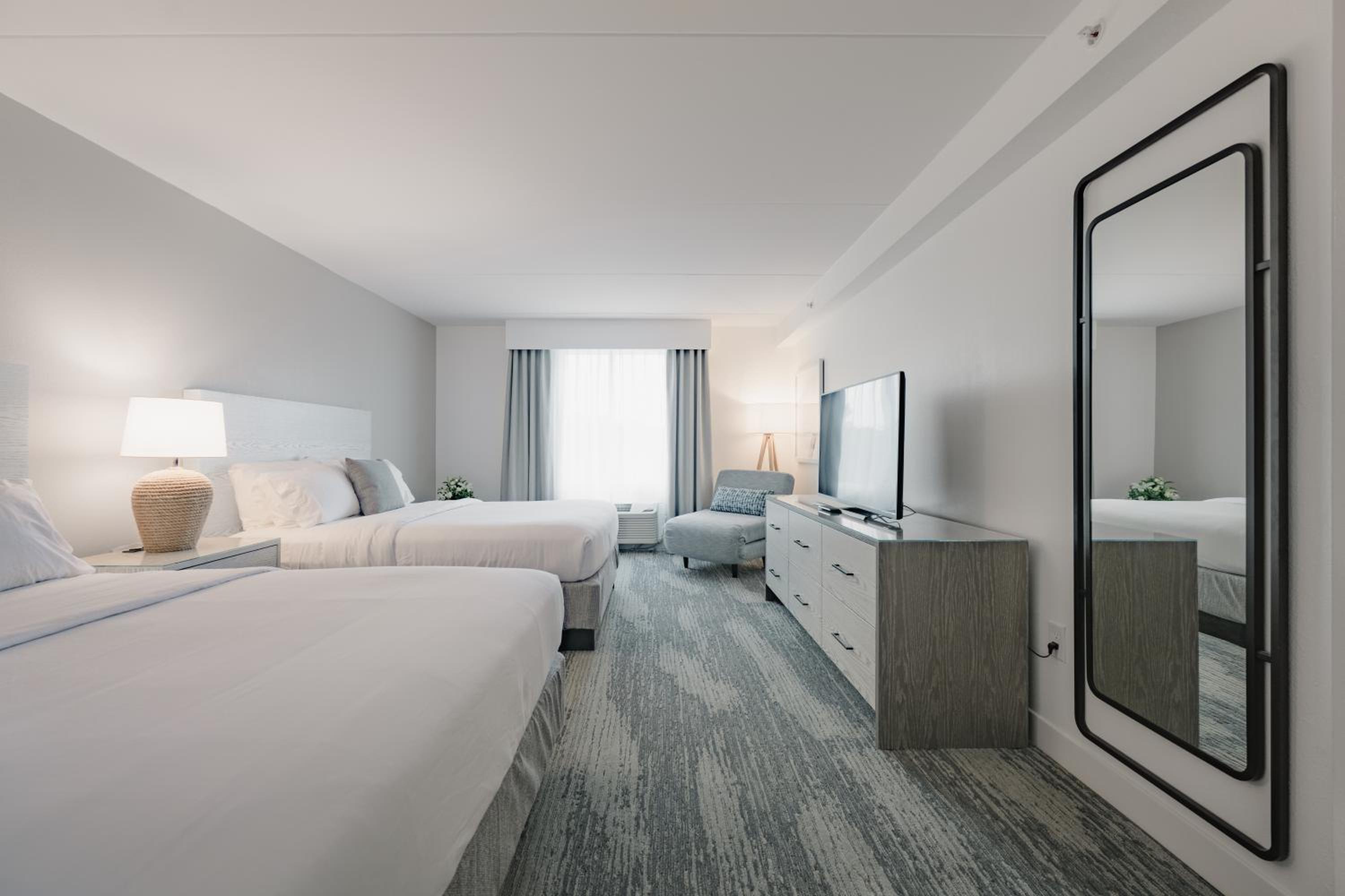 Queen Room with Two Queen Beds - Non-Smoking - Photo 3