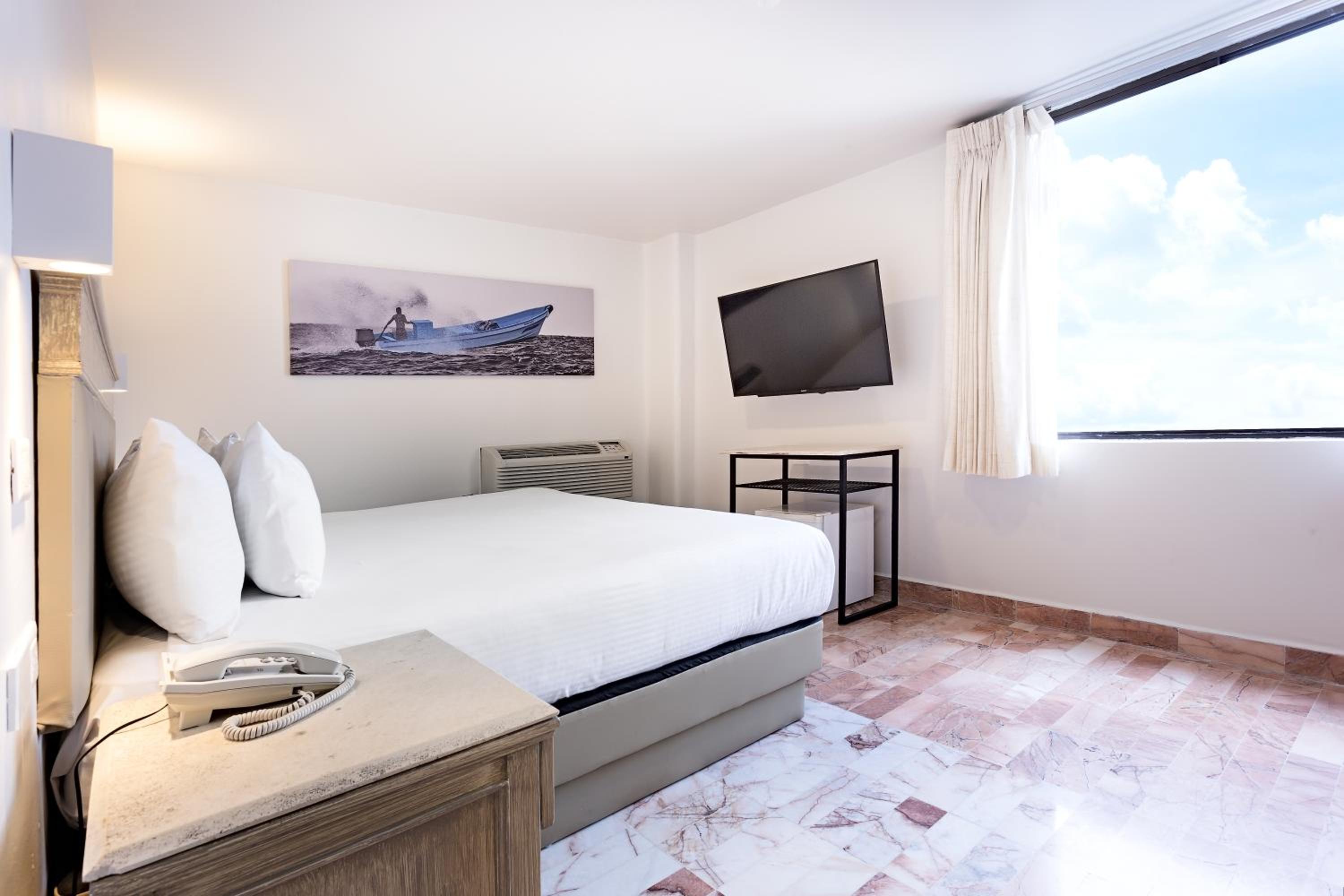 Executive Room 1 King - Photo 10