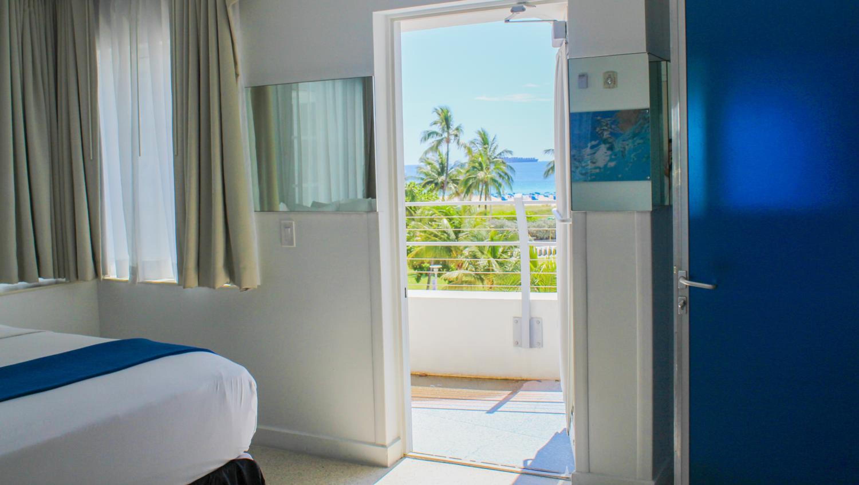 Oceanfront Balcony – 1 King Bed - Photo 2