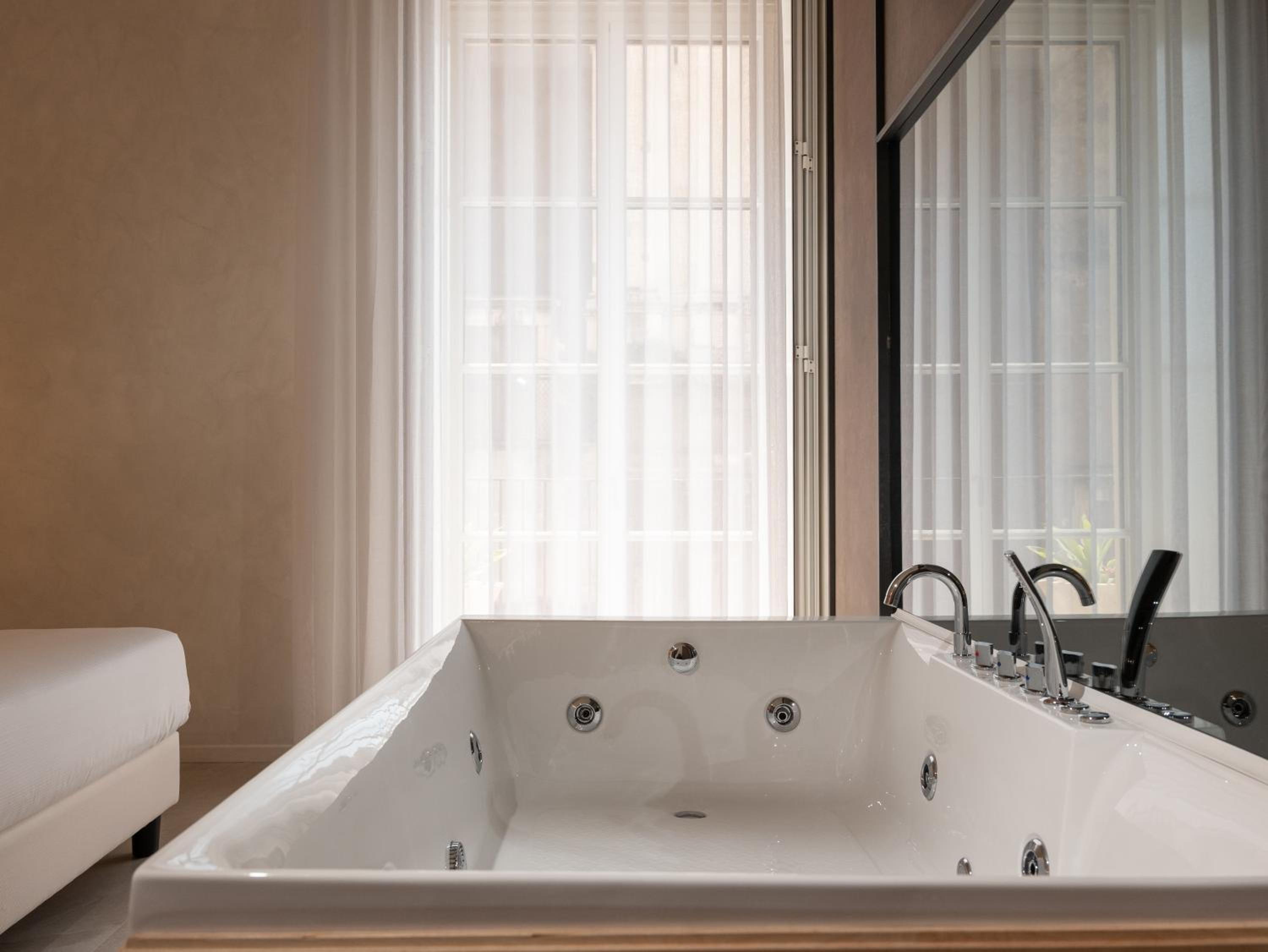 Quadruple Room with Bath photo 3
