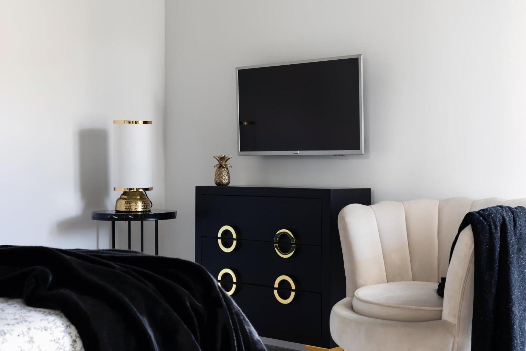 Two-Bedroom Apartment - Photo 3