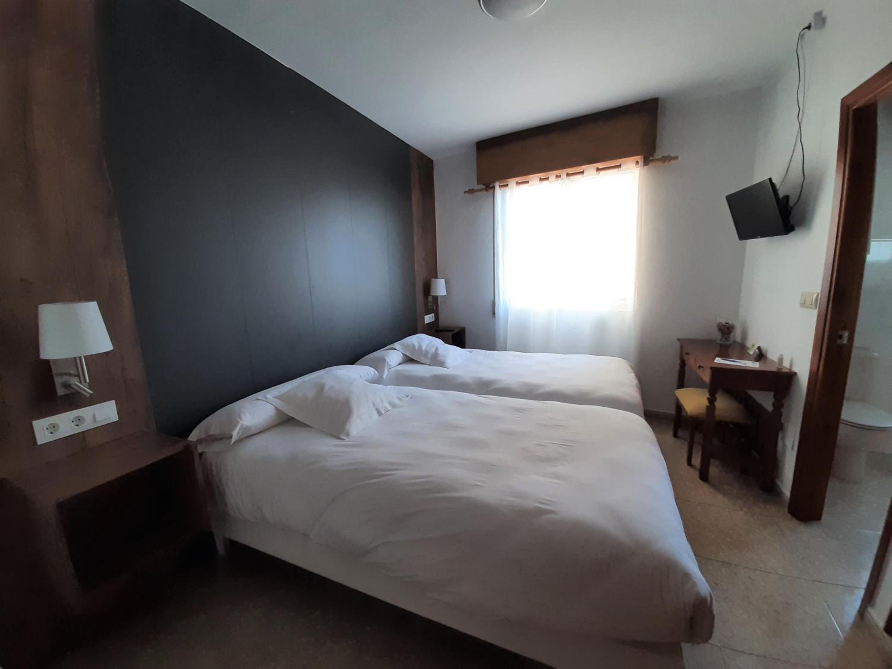 Twin room economy photo 3