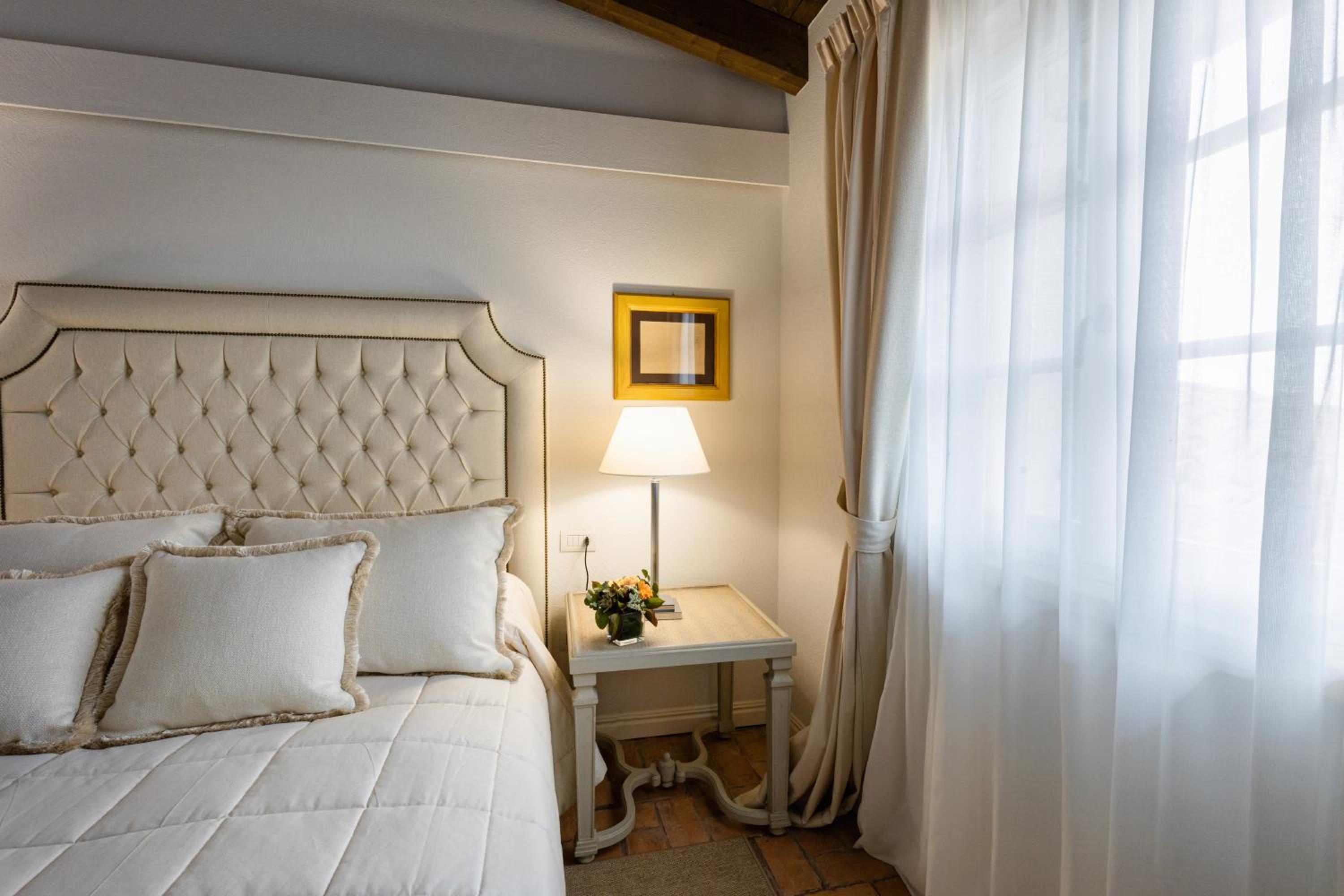 Deluxe Room - Photo 5