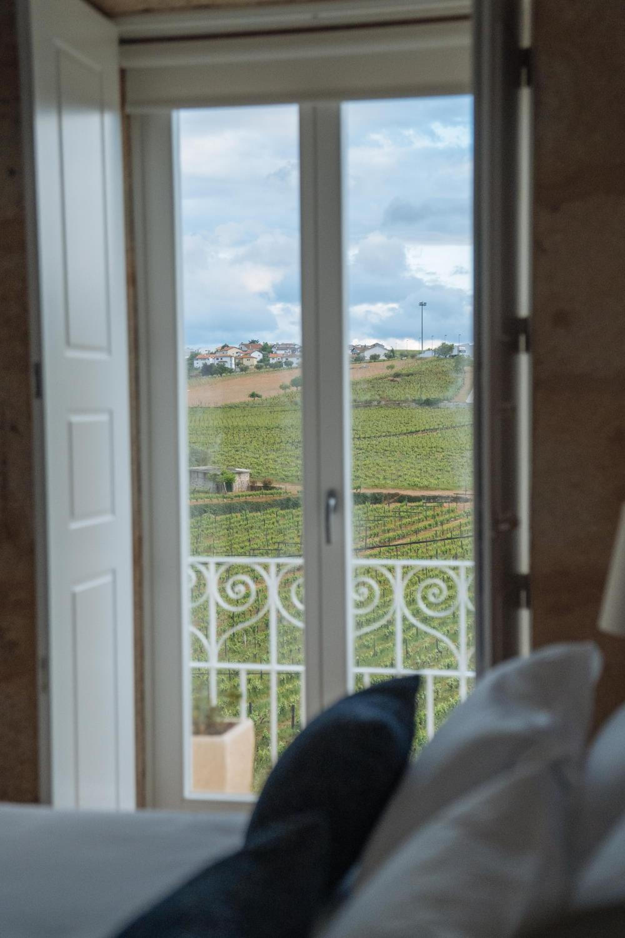Double Room with Pool View - Photo 4