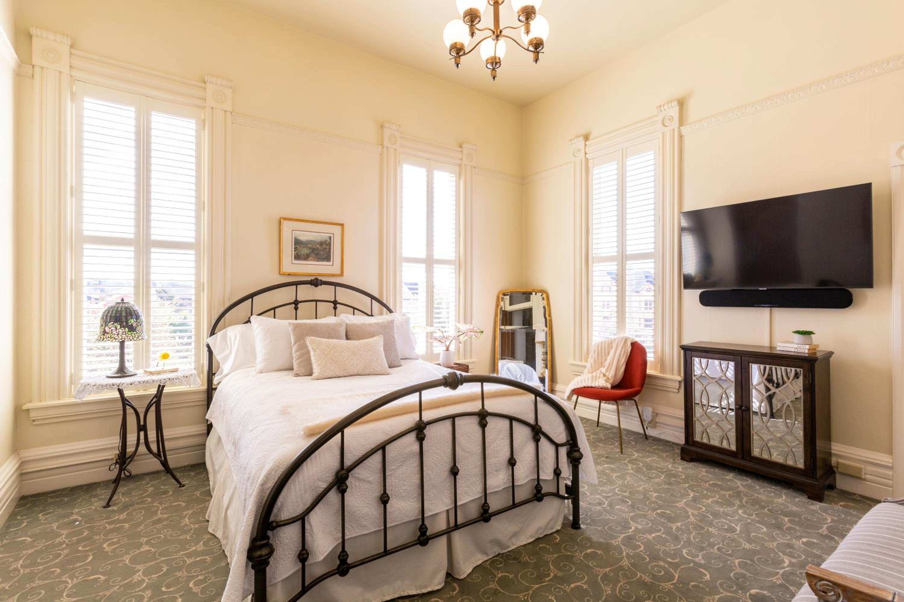 Queen Room with Private Bathroom - Photo 8