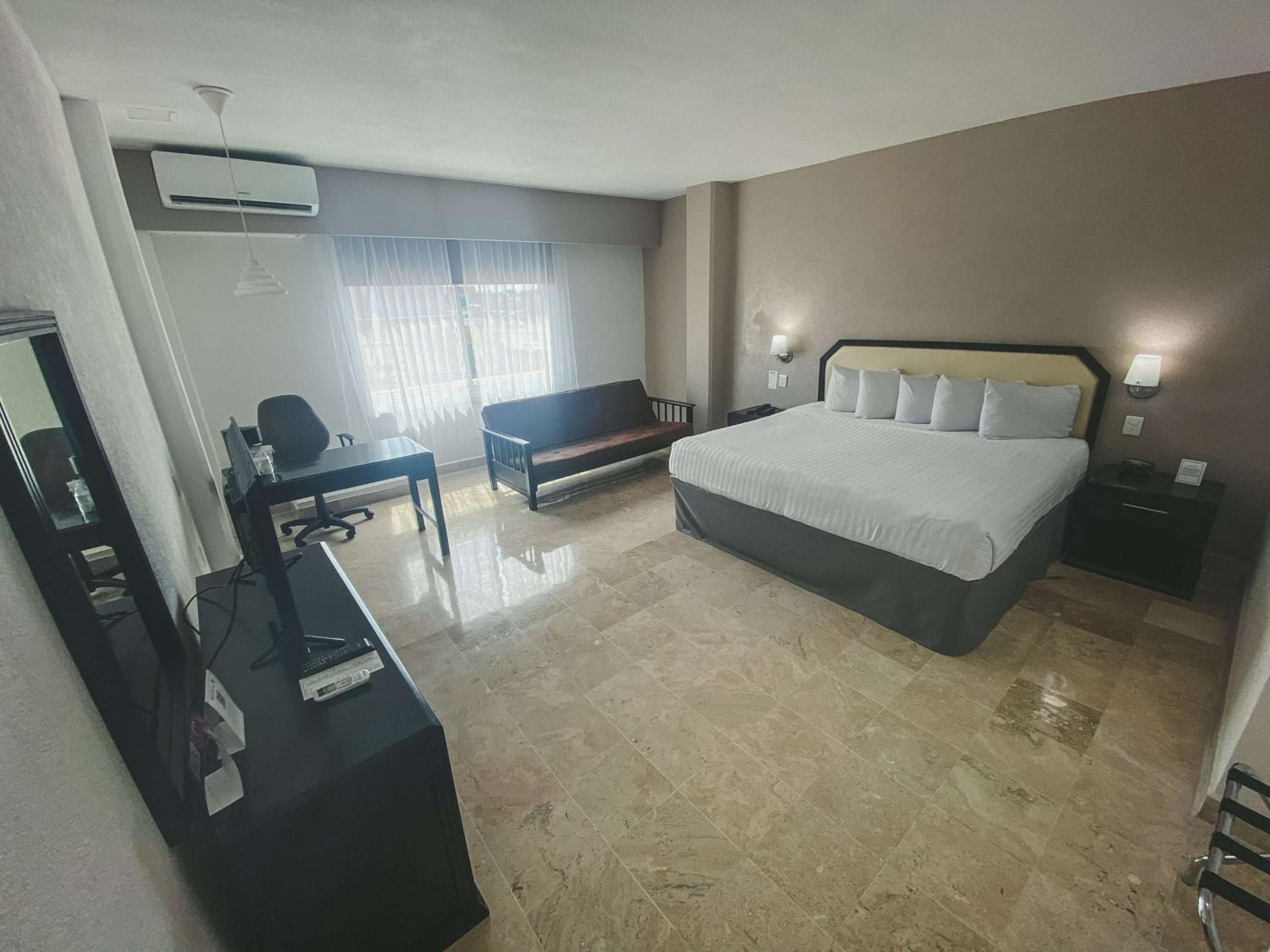 King Room With Sofa Bed - Non-Smoking photo 3