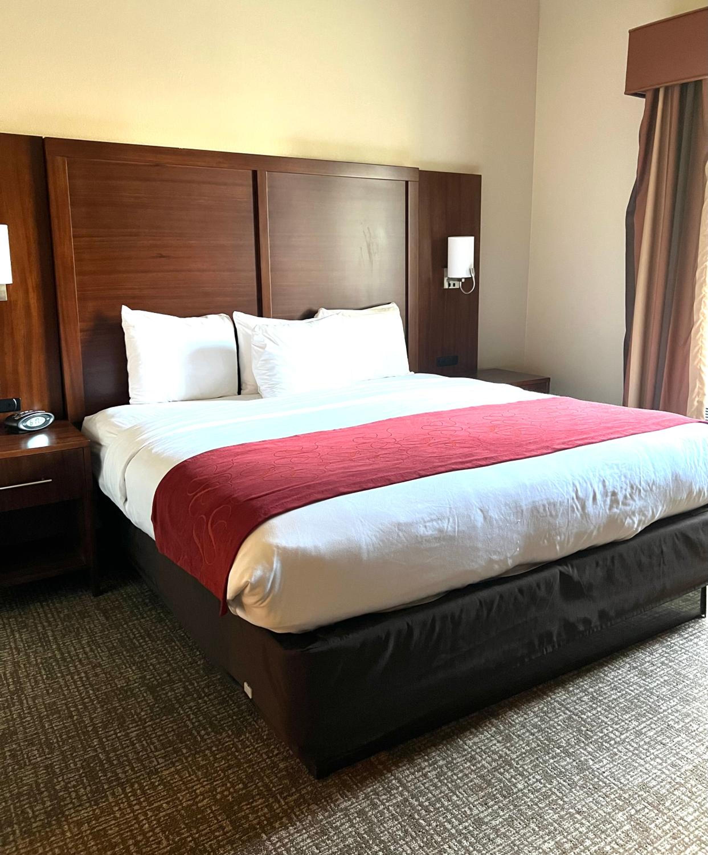 King Suite with Whrilpool - Non-Smoking - Photo 1