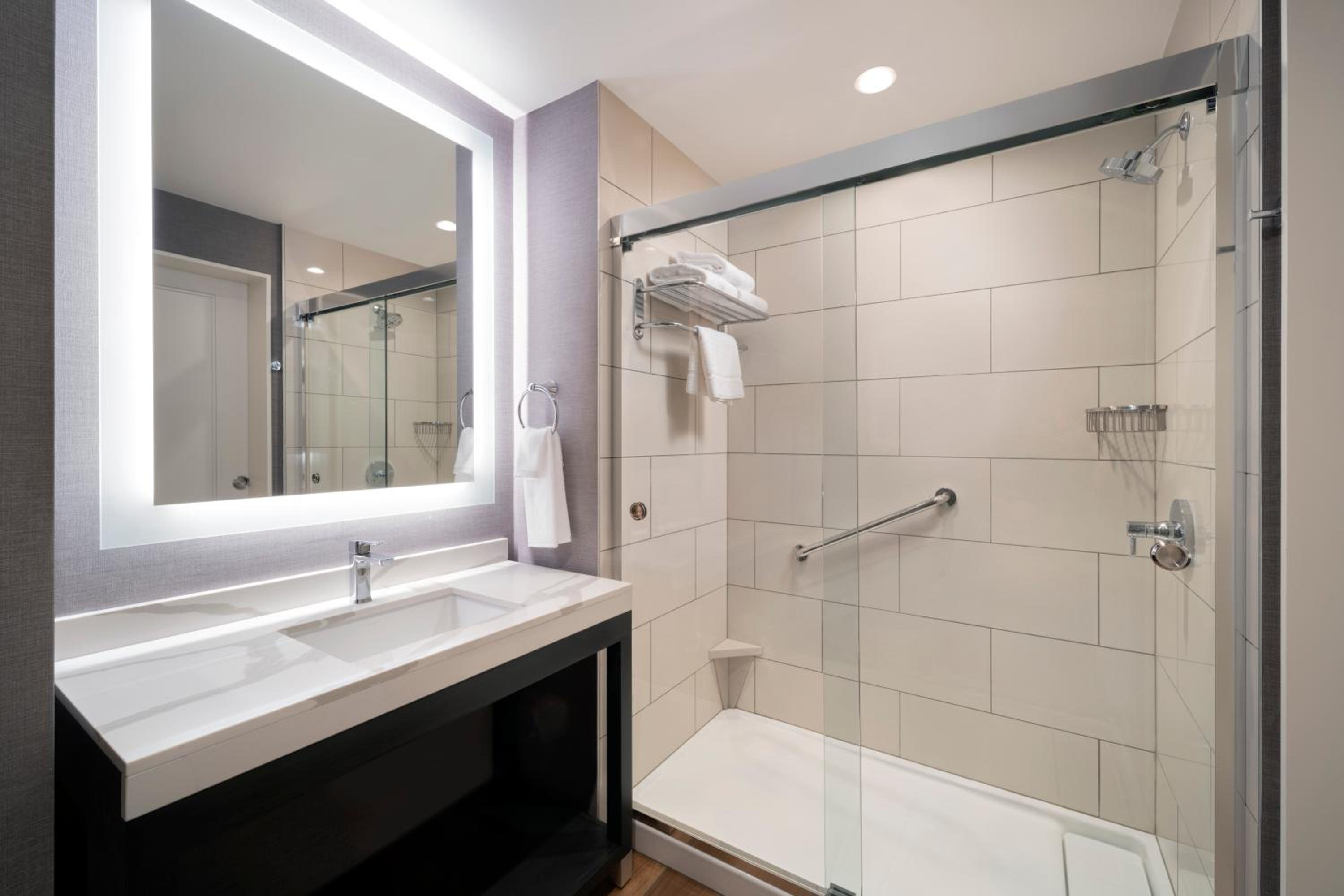 Den Guestroom | King Bed