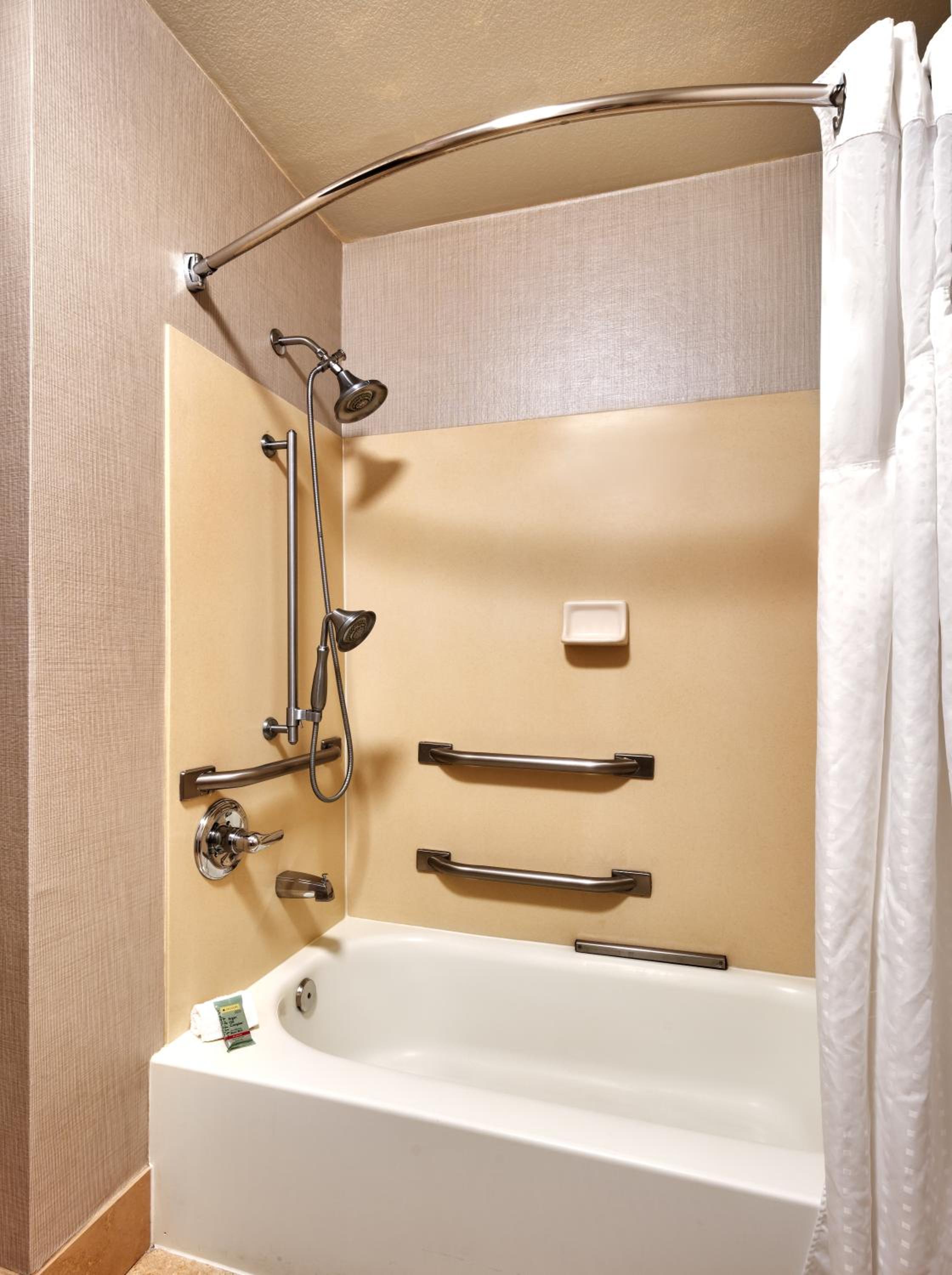Queen Suite with Two Queen Beds - Disability Access - Photo 4