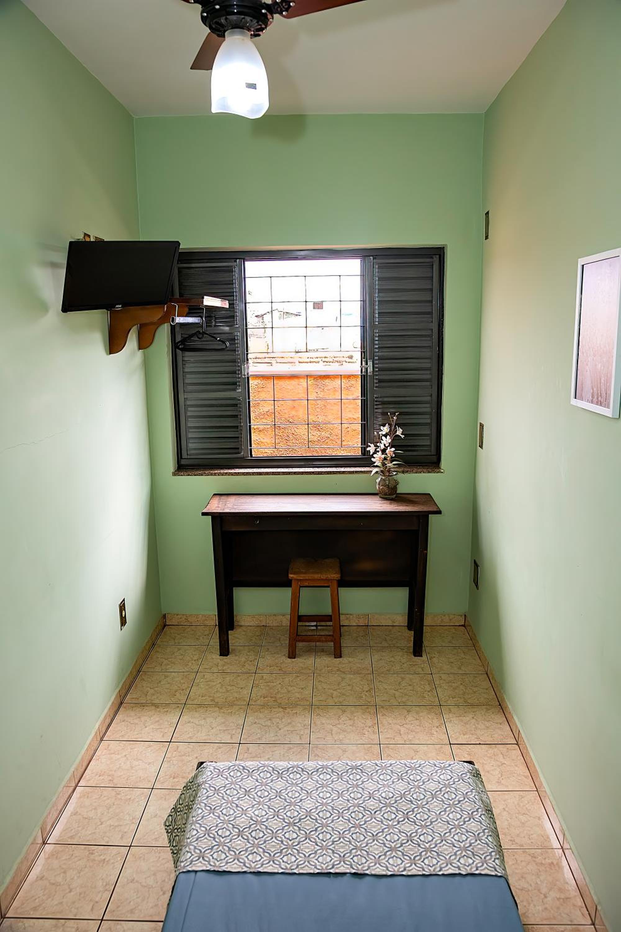 Single Room with Ceiling Fan photo 3