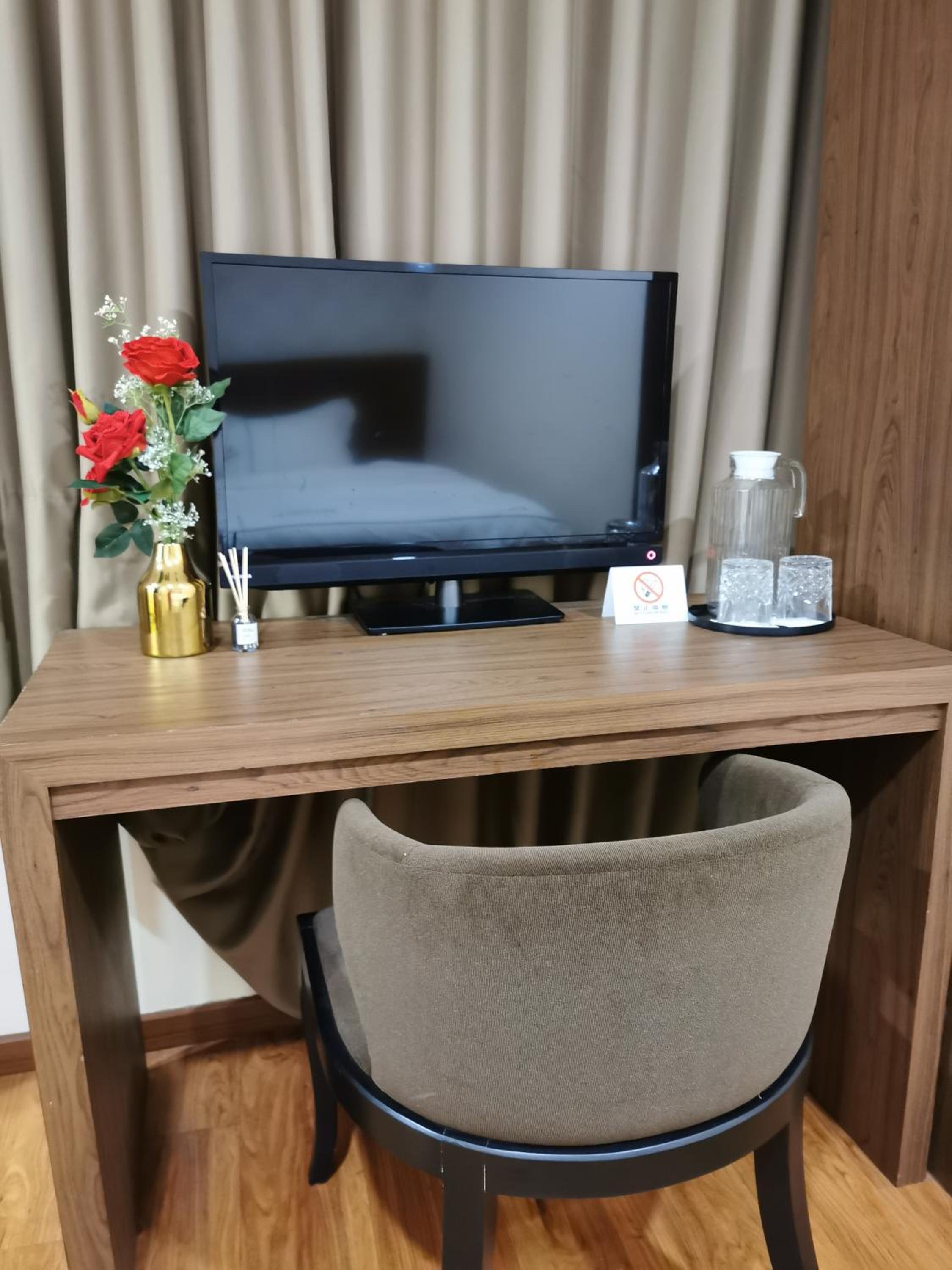 Deluxe King Room with City View - Photo 11