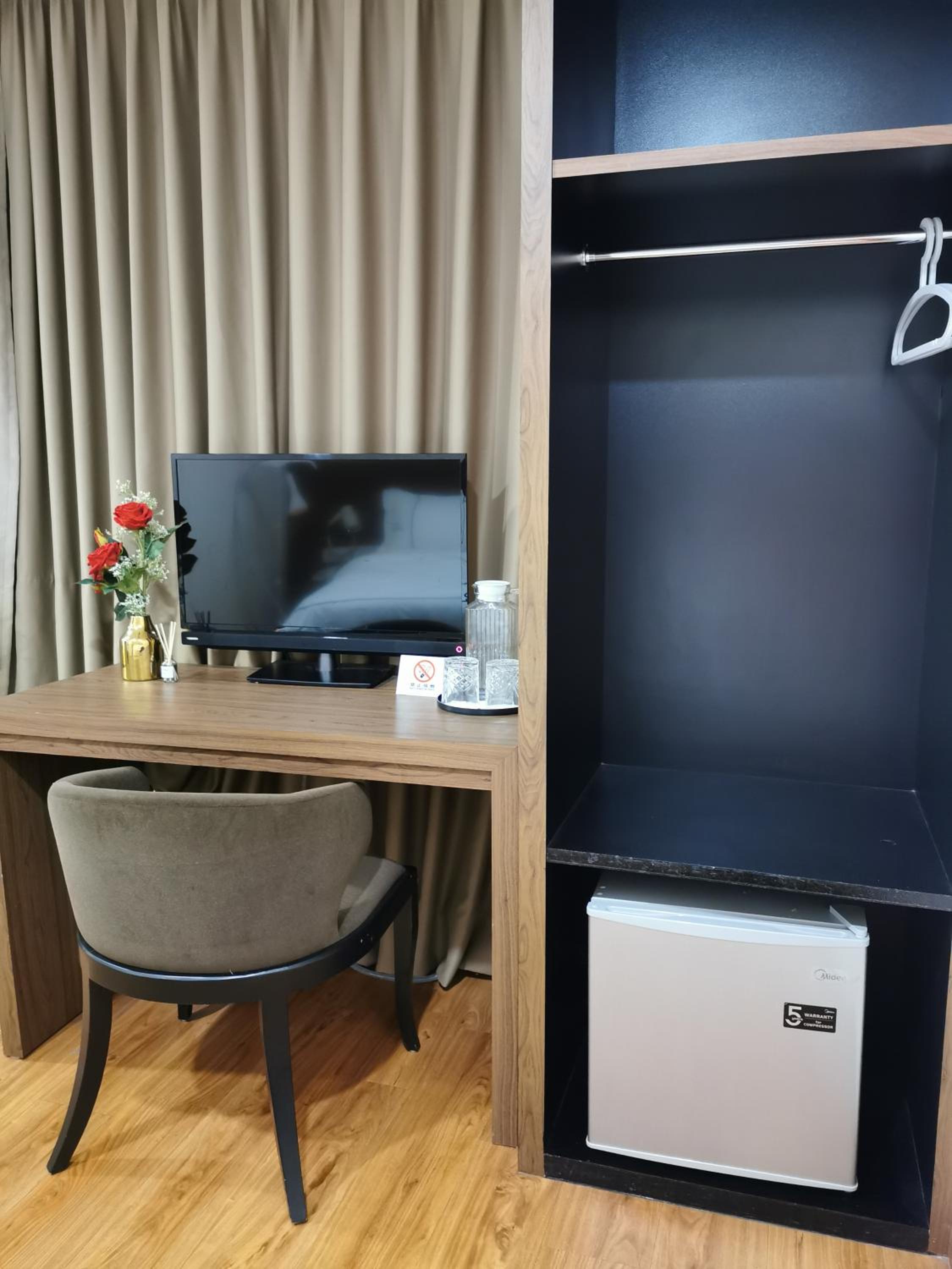 Deluxe King Room with City View - Photo 13