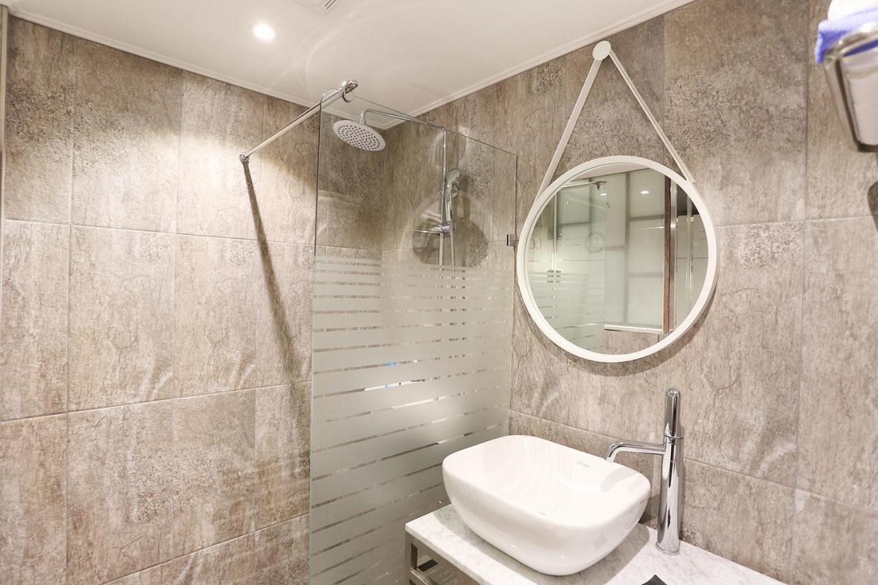 Twin Room with Bath photo 3