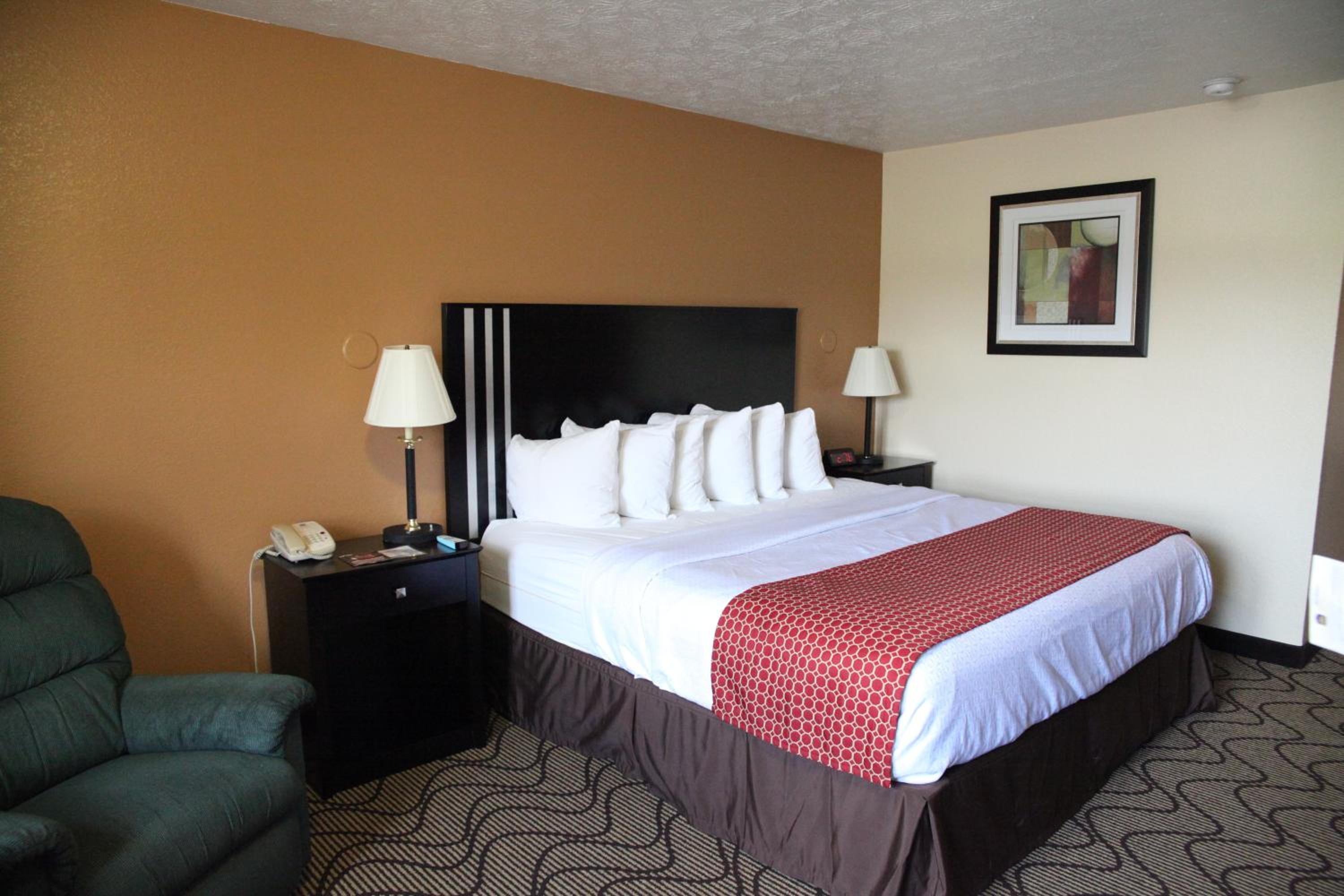 King Room - Non-Smoking - Photo 8