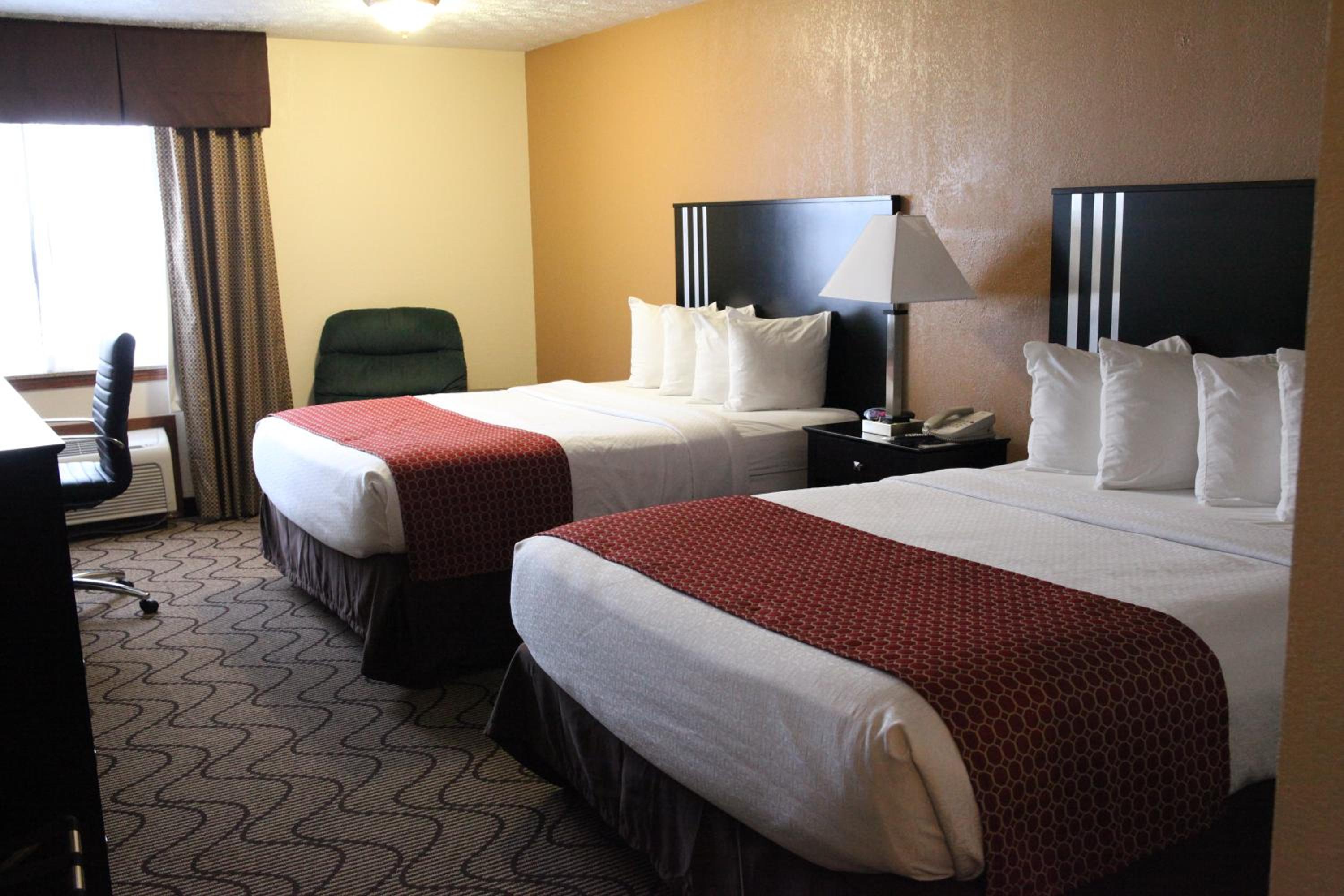 Queen Room with Two Queen Beds - Non-Smoking - Photo 3
