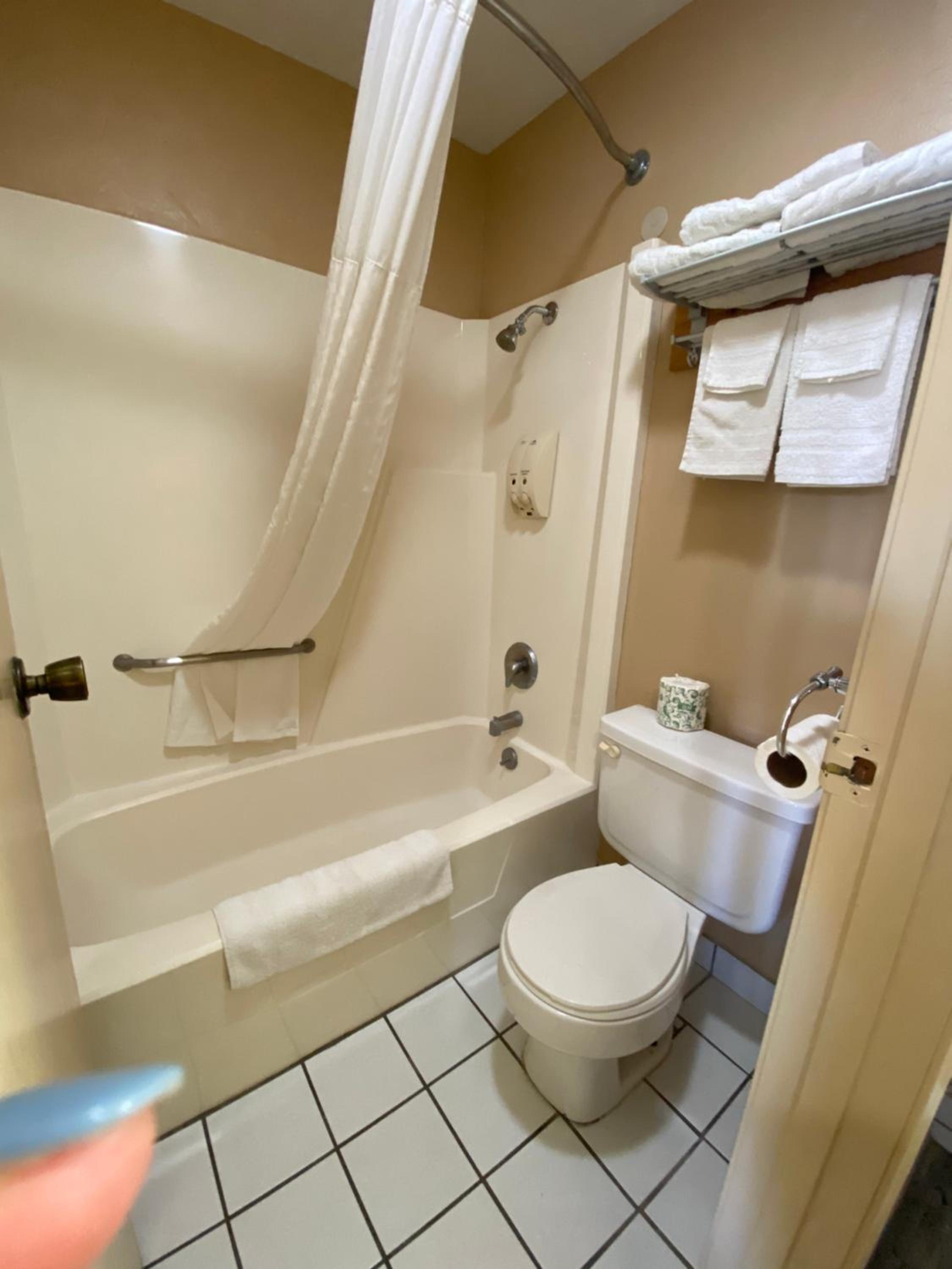 Queen Room with Two Queen Beds - Non-Smoking - Photo 22