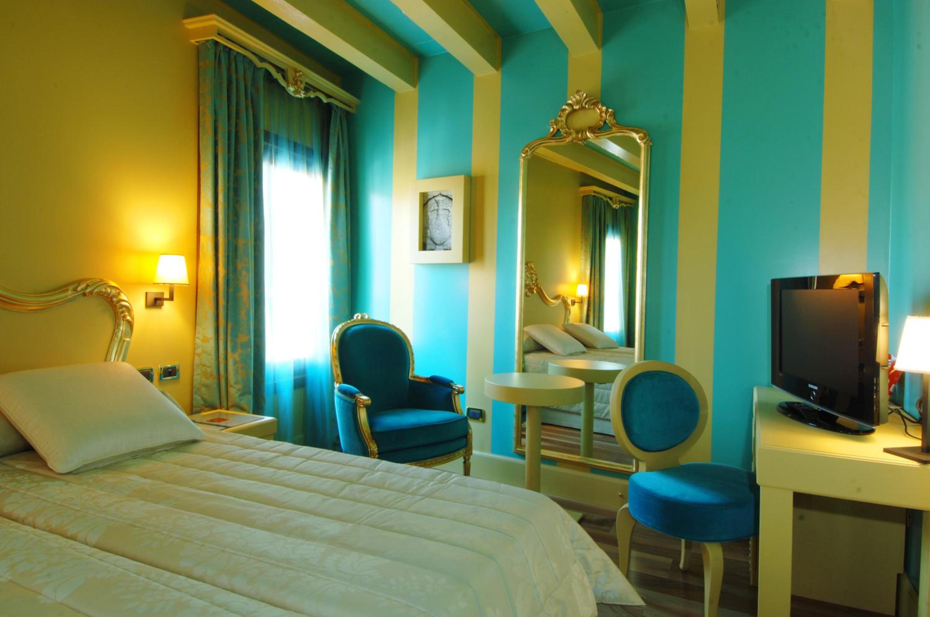 Deluxe Triple Room thumbnail 6