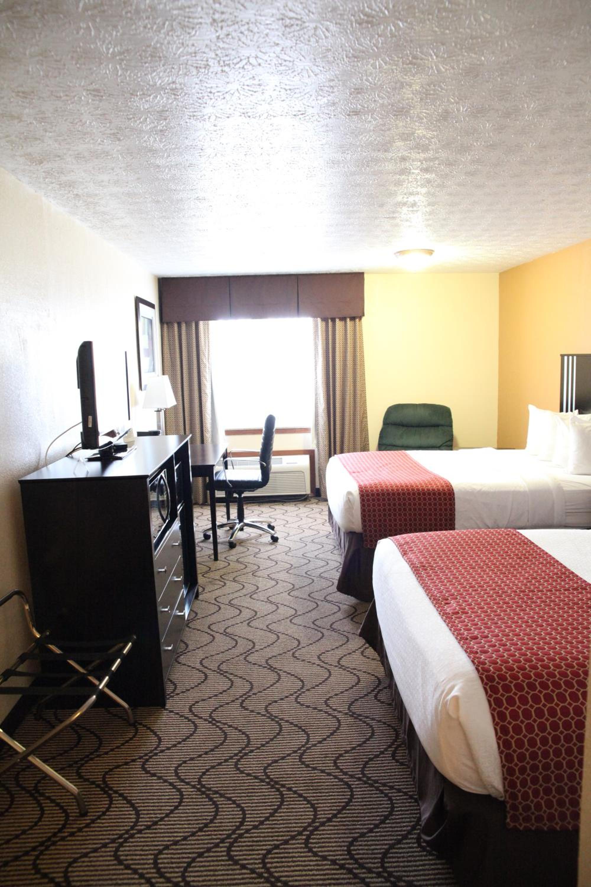 Queen Room with Two Queen Beds - Non-Smoking - Photo 2