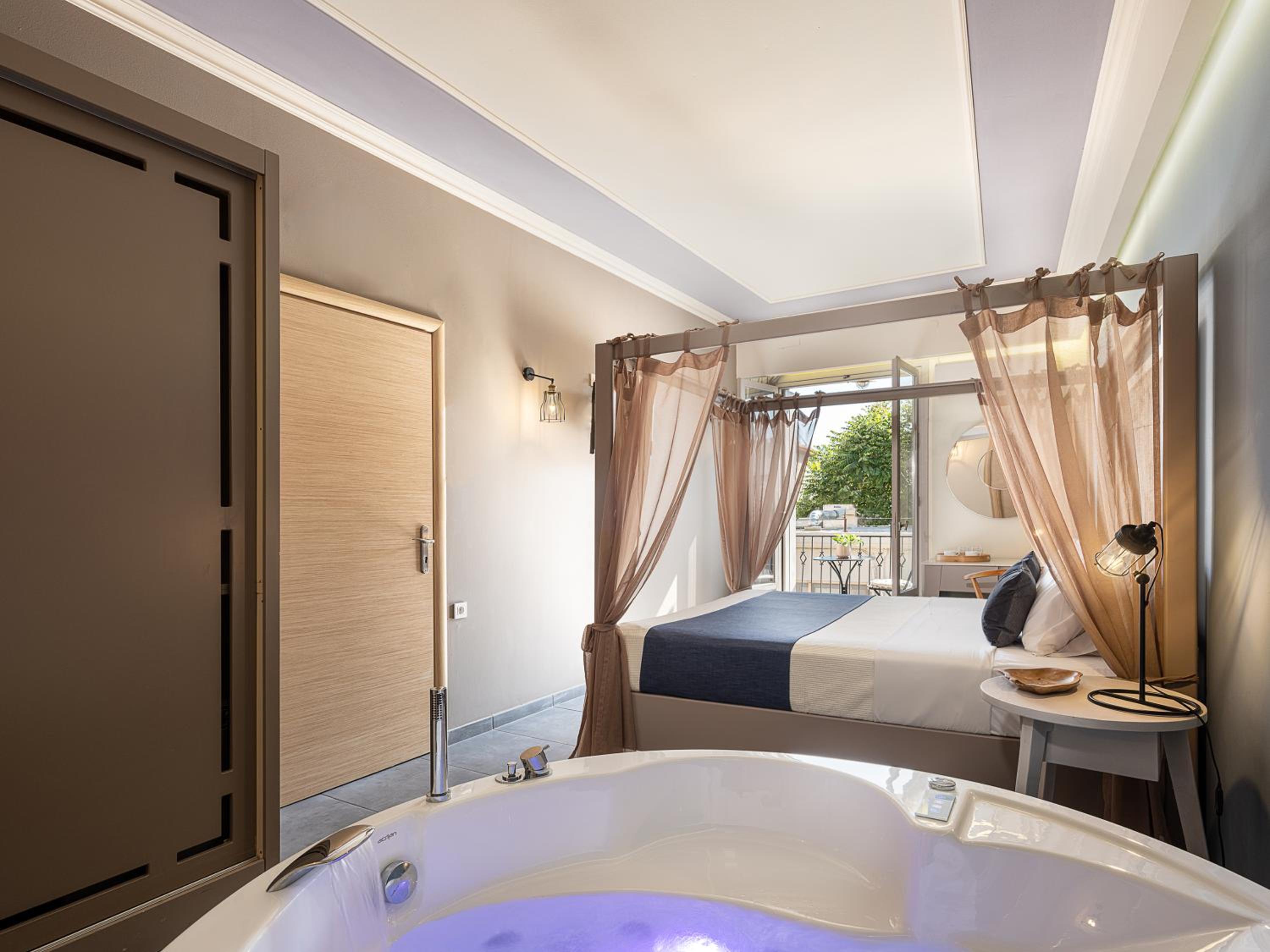 Deluxe room with Balcony and Hot Tub photo 1
