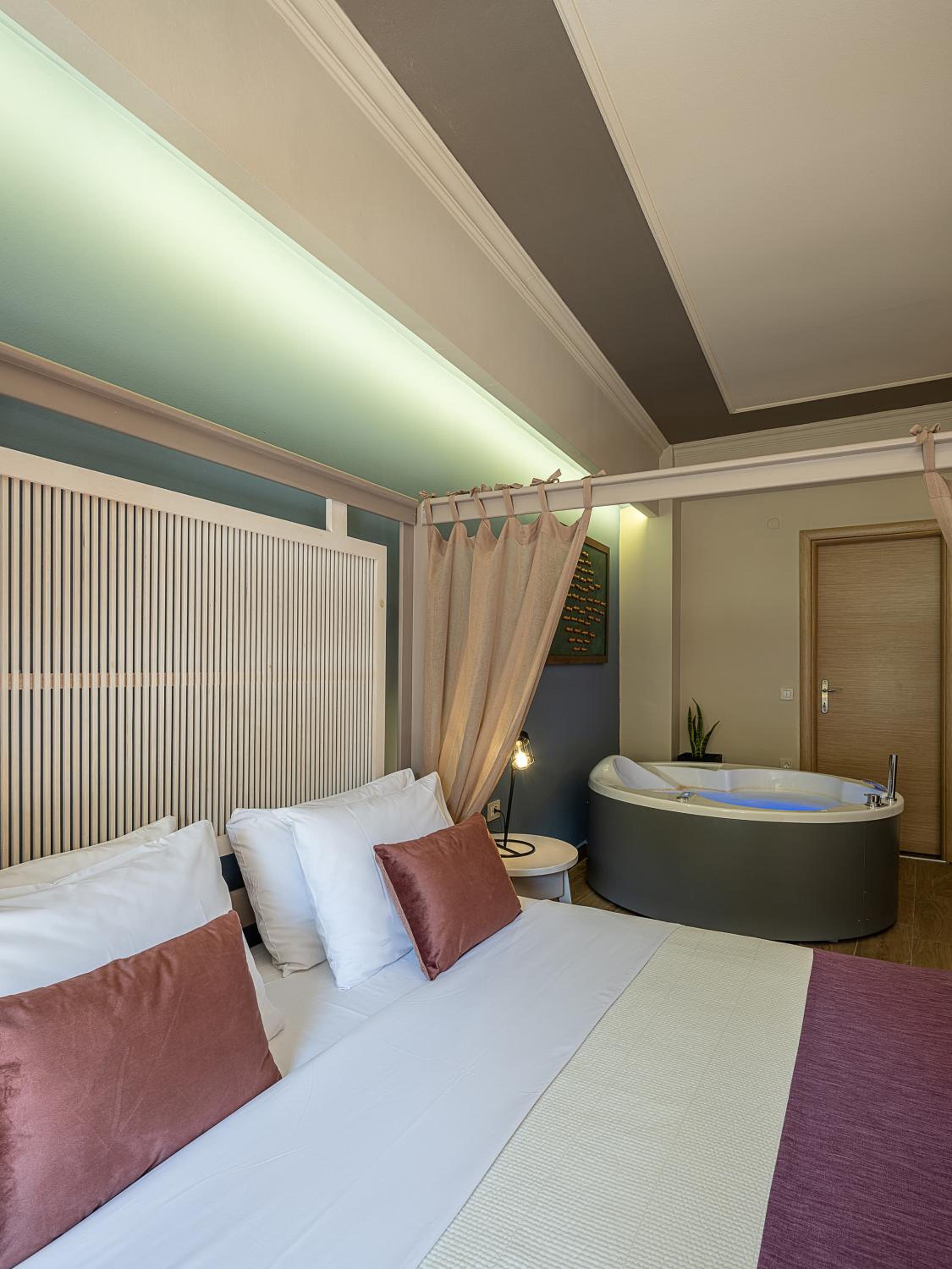 Deluxe room with Balcony and Hot Tub photo 2