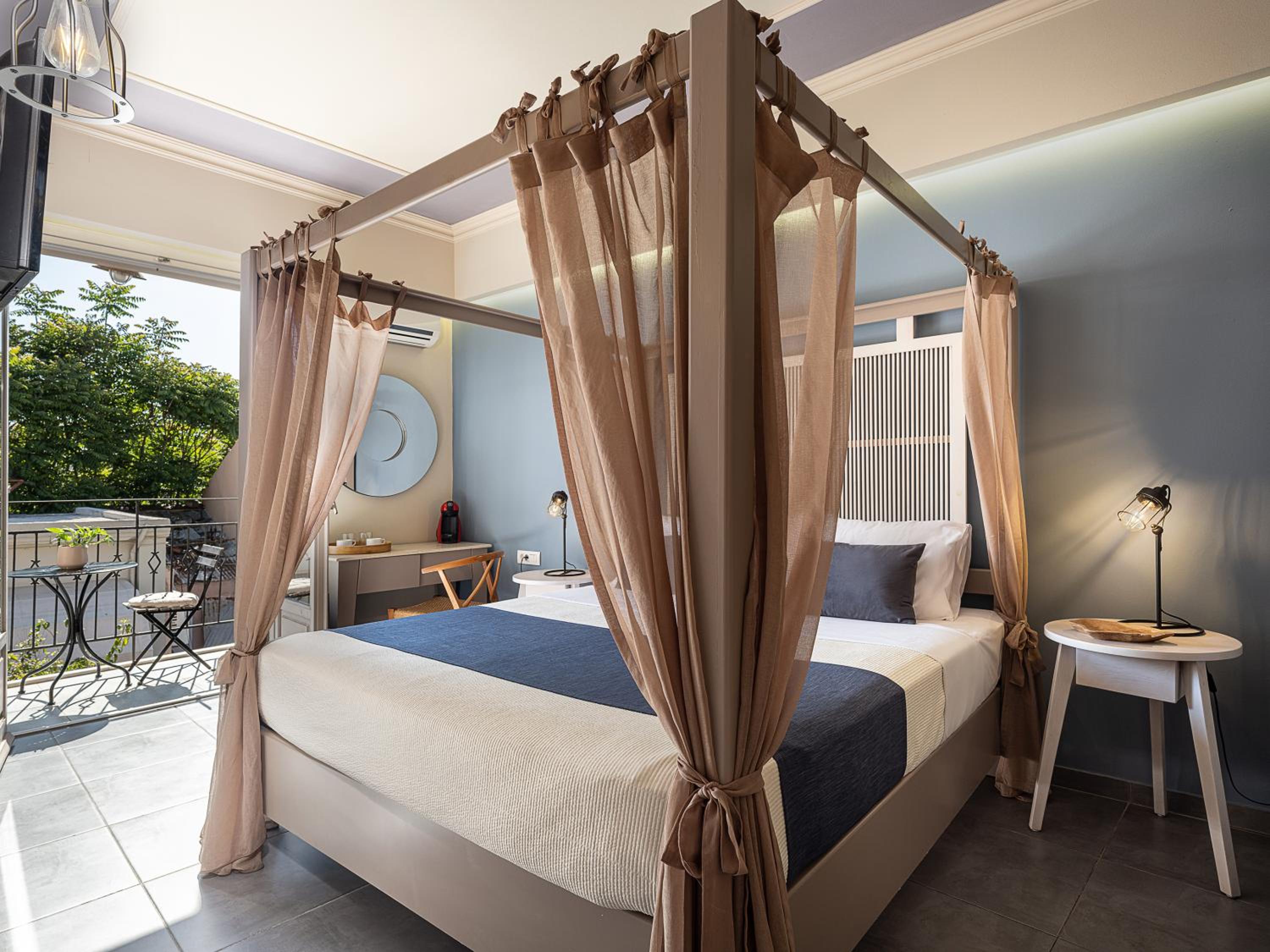 Deluxe room with Balcony and Hot Tub photo 3